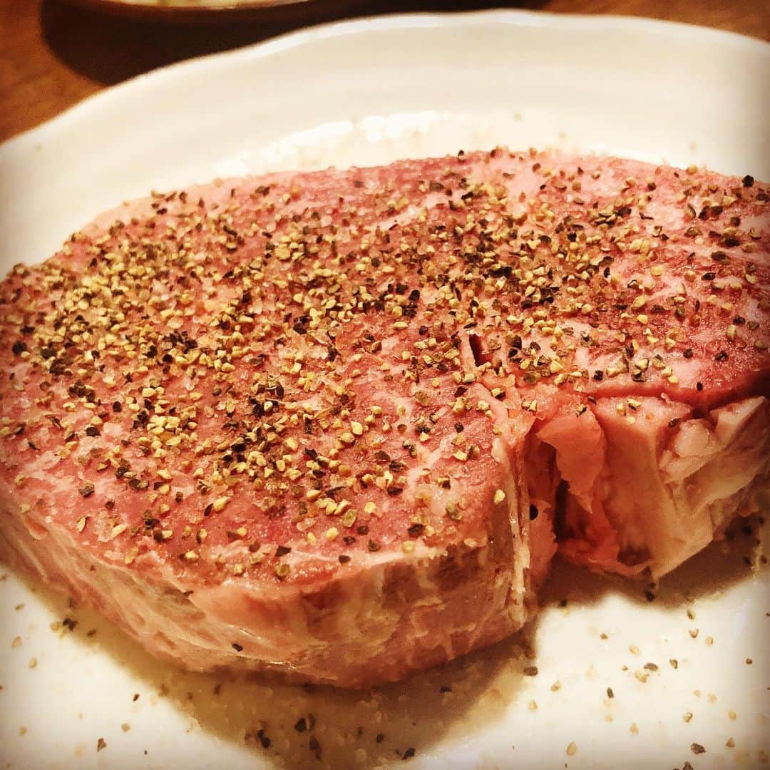 JOJO（ものまね）さんのインスタグラム写真 - (JOJO（ものまね）Instagram)「はぁぁ〜(*´°`*)💕 . お肉食べたぁぁぁい٩(๑´꒳ `๑٩)笑 . ココのヒレ美味しかったなぁ〜(*´﹃｀*)✨✨✨✨✨ . 🥓🥩🍗🍖🥓🥩🍗🍖 そろそろ夢に出てくるなw🤣 . . #jujuのそっくりさんjojo #お肉 #肉 #にく ニクぅぅ〜😆👍✨#肉食 肉肉肉 #肉うまい #肉大好き #肉好き女子 #肉スタグラム #肉食系女子 #肉食女子 #肉食系 😋✨#牛さんありがとう 🐮🐄🐂🐃🐮✨#🐮 #🐄 #niku  #nikustagram #meat 🍖💗#グルメ #グルメ女子 #グルメ好きな人と繋がりたい 💕#食スタグラム #焼肉好きな人と繋がりたい ❤️#お肉大好き ぃ〜💕😆💕 #お肉最高 #お肉好きな人と繋がりたい (*´꒳`*)💕 #食テロ #深夜の飯テロ #食テログラム #食テロリスト 🍖🥩✨🔫( ˙-˙ )ﾁｬｷｯ🔫 (′ω’ 🔫)ﾊﾞｷｭﾝ!」1月29日 16時17分 - jojo_monomane