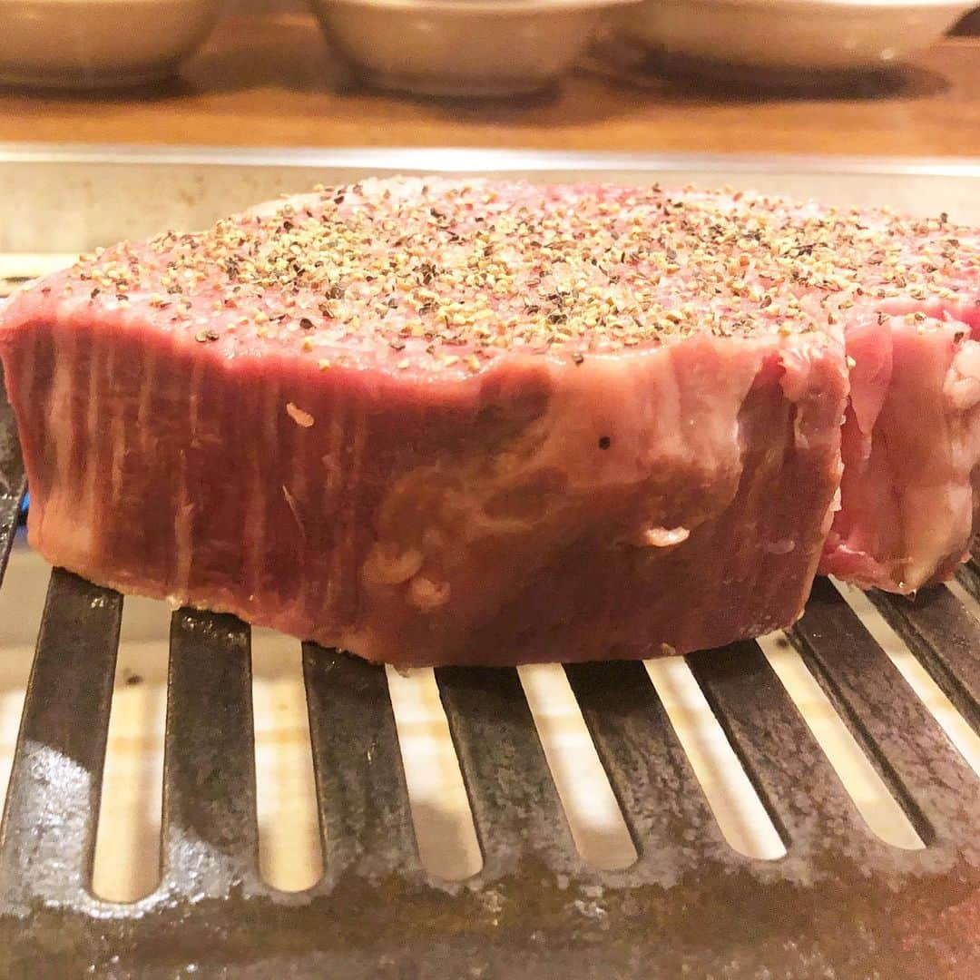 JOJO（ものまね）さんのインスタグラム写真 - (JOJO（ものまね）Instagram)「はぁぁ〜(*´°`*)💕 . お肉食べたぁぁぁい٩(๑´꒳ `๑٩)笑 . ココのヒレ美味しかったなぁ〜(*´﹃｀*)✨✨✨✨✨ . 🥓🥩🍗🍖🥓🥩🍗🍖 そろそろ夢に出てくるなw🤣 . . #jujuのそっくりさんjojo #お肉 #肉 #にく ニクぅぅ〜😆👍✨#肉食 肉肉肉 #肉うまい #肉大好き #肉好き女子 #肉スタグラム #肉食系女子 #肉食女子 #肉食系 😋✨#牛さんありがとう 🐮🐄🐂🐃🐮✨#🐮 #🐄 #niku  #nikustagram #meat 🍖💗#グルメ #グルメ女子 #グルメ好きな人と繋がりたい 💕#食スタグラム #焼肉好きな人と繋がりたい ❤️#お肉大好き ぃ〜💕😆💕 #お肉最高 #お肉好きな人と繋がりたい (*´꒳`*)💕 #食テロ #深夜の飯テロ #食テログラム #食テロリスト 🍖🥩✨🔫( ˙-˙ )ﾁｬｷｯ🔫 (′ω’ 🔫)ﾊﾞｷｭﾝ!」1月29日 16時17分 - jojo_monomane