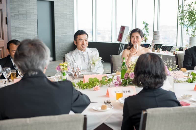 のインスタグラム：「🍽 家族団欒 ・ ・ ・ おふたりの大切な方たちに 結婚の報告をする1日 そのカタチはひとつだけではありません 『おふたりらしさ』 に感謝の想いを込めた オリジナルウエディングを 一緒につくりましょう ****************** パーティーのお問い合わせは プロフィール欄のURL公式HPからどうぞ🎵 Heritage Bridal Collection forty three（フォーティスリー） https://fortythree.official-wedding.jp/ ☎︎0120-172-050」