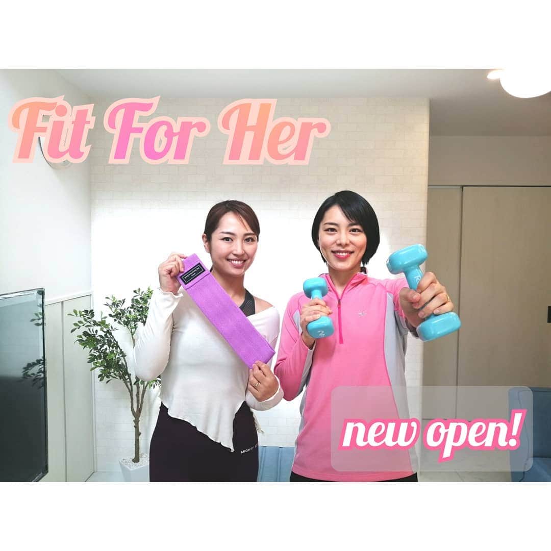 堺瞳のインスタグラム：「浜松で今月オープンしたばかり パーソナルジム 『Fit For Her』を取材🌸 @rumi_fit @fitforher_hamamatsu  【間食OK】 【チョコレートOK】 ＋ 【短時間に効率的運動】 で痩せる⭐ というのが目から鱗でした！  ◎食事指導 ◎加圧トレーニング ◎TRX ◎ゆるほぐピラティス ◎選べるプロテイン  様々なメニューから RUMI先生が 一人一人オリジナルメニューを考案😀  しかも、子連れOK♥  以前、取材した 住まいと暮らし社さんが建てた 子育てに優しい家が (柱も丸く職人さんが削った) 素敵なパーソナルジムになって 感動しました⭐  リージェントチャンネルで 後日配信されます😀  #リージェントチャンネル #fitforher #浜松ジム #浜松パーソナルジム #住まいと暮らし社」