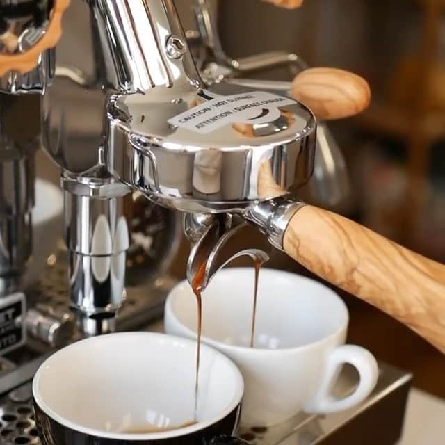 WATCHMANIAのインスタグラム：「Best moment of the day. Good morning ☕️  @team_brewspire 📹 @rocketespresso」