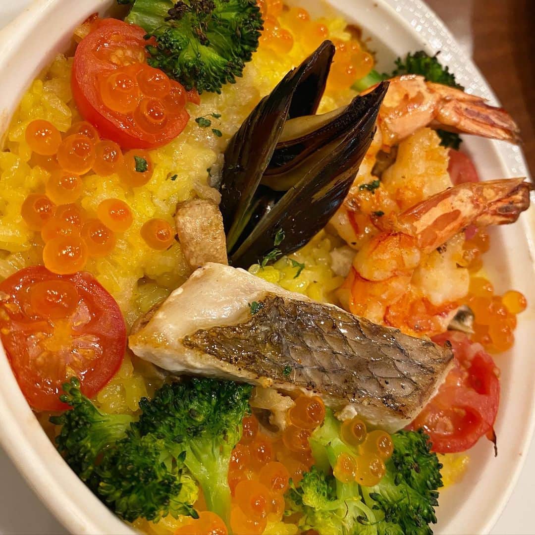 のインスタグラム：「paella🥘  #パエリア#大阪ランチ #パエリヤかと思ってた#ロイホ #ロイヤルホスト#ファミレス #子供の頃から特別なファミレス #いつきてもわくわくする #パエリアについてくるマヨネーズみたいなんがめちゃくちゃ美味しい #最近はまってる」