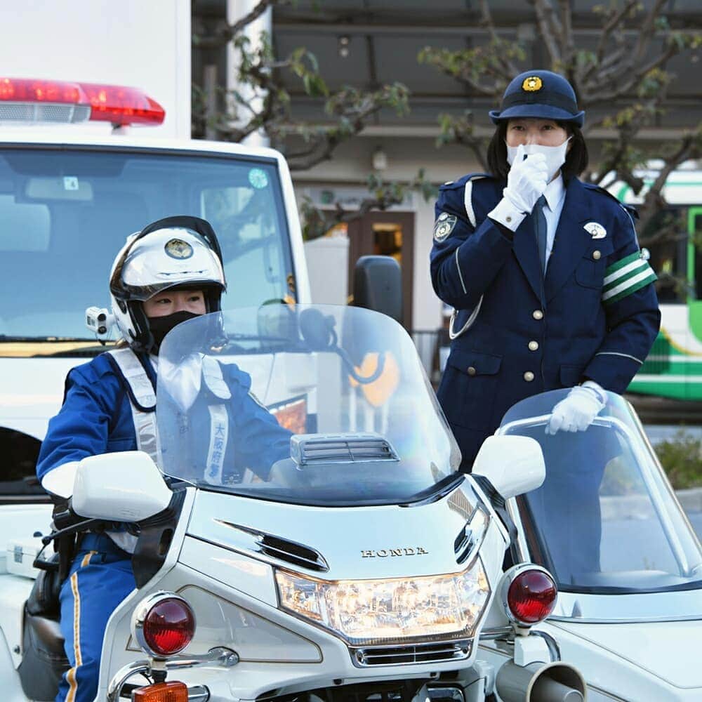 大阪府警察さんのインスタグラム写真 - (大阪府警察Instagram)「【サイドカーで交通安全広報】 令和3年1月8日(金)、JR高槻駅前ロータリーにおいて、交通機動隊のサイドカーとサインカーを運用した街頭広報活動を実施しました。 交通総務課員と交通機動隊員、高槻警察署員が薄暮の街で交通事故防止を呼び掛けました。  #大阪府警察公式 #大阪府警察 #府警 #交通安全 #交通事故防止 #街頭広報活動 #高槻警察署 #JR高槻駅 #交通総務課 #交通機動隊 #サイドカー #サインカー #命を守る」1月29日 16時31分 - fukei_koho