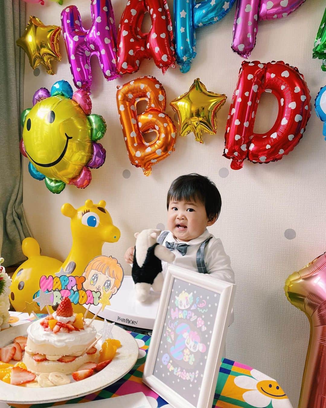 せきやゆりえさんのインスタグラム写真 - (せきやゆりえInstagram)「しんちゃん1歳🌈😭 え？先週産まれなかったっけ？！！もーよくここまで育ってくれた😭本当に大好き😭可愛すぎて面白すぎて😭しんちゃんの人生が楽しいといいな！！ずっと見守る！！！！！！！パーティーが楽しみすぎて毎日色々調べて前日の夜から夫婦2人で風船膨らましてケンカしながら準備して楽しかった〜😂来年からもこれくらい頑張れたらいいよね🥴 #1歳誕生日プレート #1歳誕生日 #1歳 #ピジョンケーキ #しんちゃんマンスリーフォト」1月29日 16時38分 - gonhanamizz