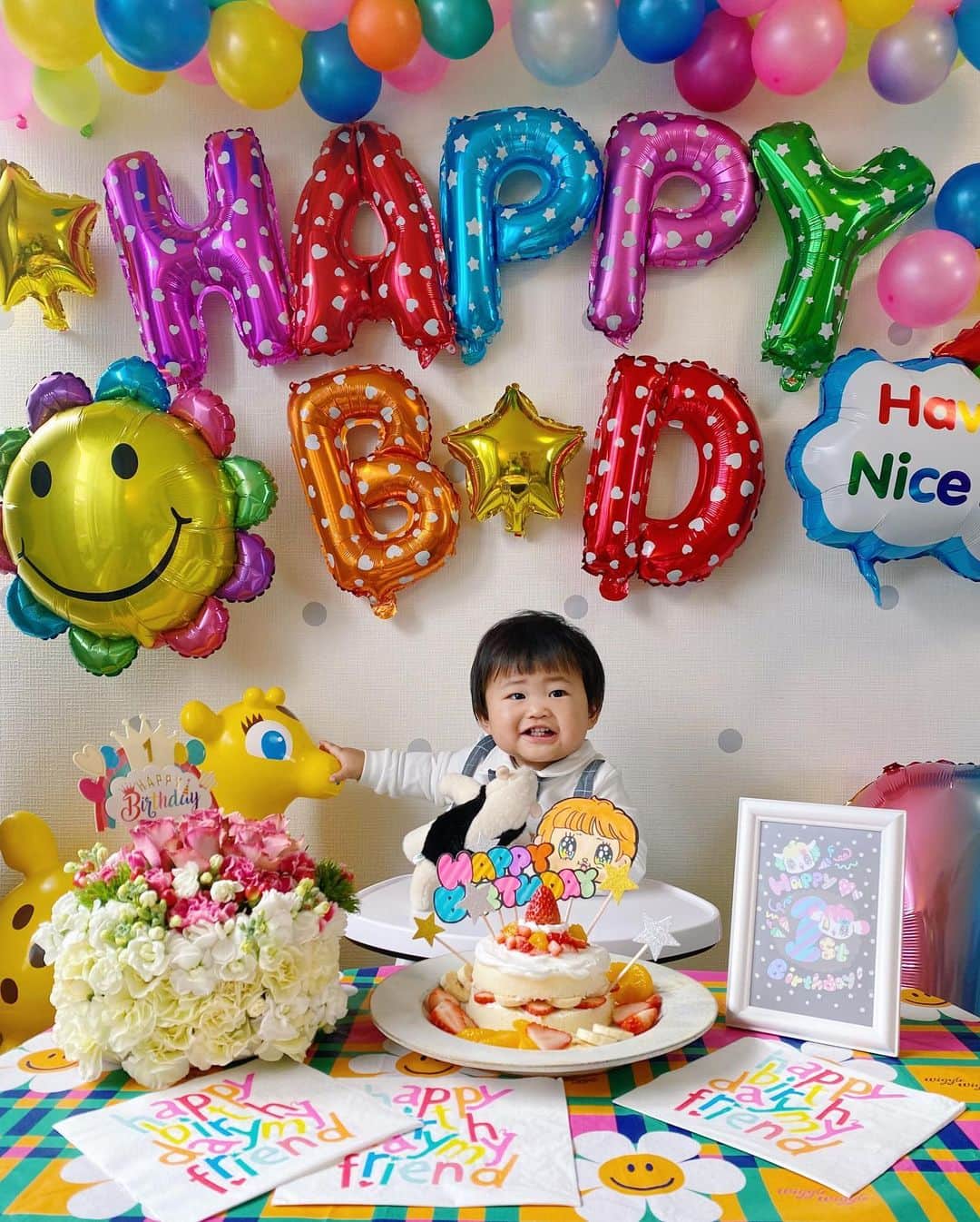 せきやゆりえさんのインスタグラム写真 - (せきやゆりえInstagram)「しんちゃん1歳🌈😭 え？先週産まれなかったっけ？！！もーよくここまで育ってくれた😭本当に大好き😭可愛すぎて面白すぎて😭しんちゃんの人生が楽しいといいな！！ずっと見守る！！！！！！！パーティーが楽しみすぎて毎日色々調べて前日の夜から夫婦2人で風船膨らましてケンカしながら準備して楽しかった〜😂来年からもこれくらい頑張れたらいいよね🥴 #1歳誕生日プレート #1歳誕生日 #1歳 #ピジョンケーキ #しんちゃんマンスリーフォト」1月29日 16時38分 - gonhanamizz