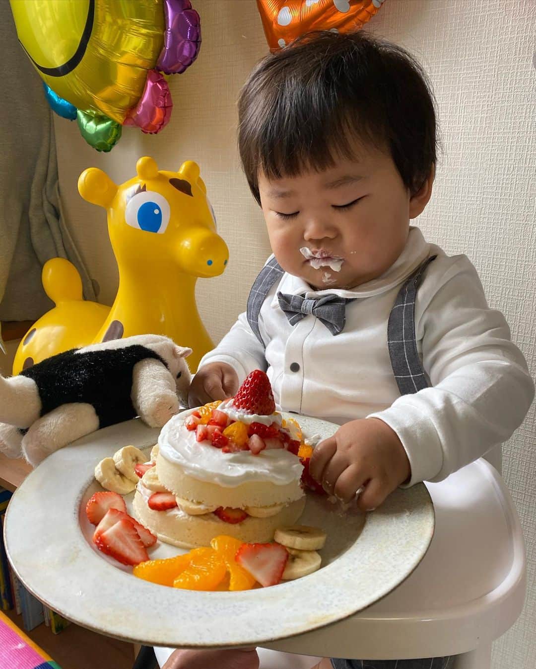 せきやゆりえさんのインスタグラム写真 - (せきやゆりえInstagram)「しんちゃん1歳🌈😭 え？先週産まれなかったっけ？！！もーよくここまで育ってくれた😭本当に大好き😭可愛すぎて面白すぎて😭しんちゃんの人生が楽しいといいな！！ずっと見守る！！！！！！！パーティーが楽しみすぎて毎日色々調べて前日の夜から夫婦2人で風船膨らましてケンカしながら準備して楽しかった〜😂来年からもこれくらい頑張れたらいいよね🥴 #1歳誕生日プレート #1歳誕生日 #1歳 #ピジョンケーキ #しんちゃんマンスリーフォト」1月29日 16時38分 - gonhanamizz