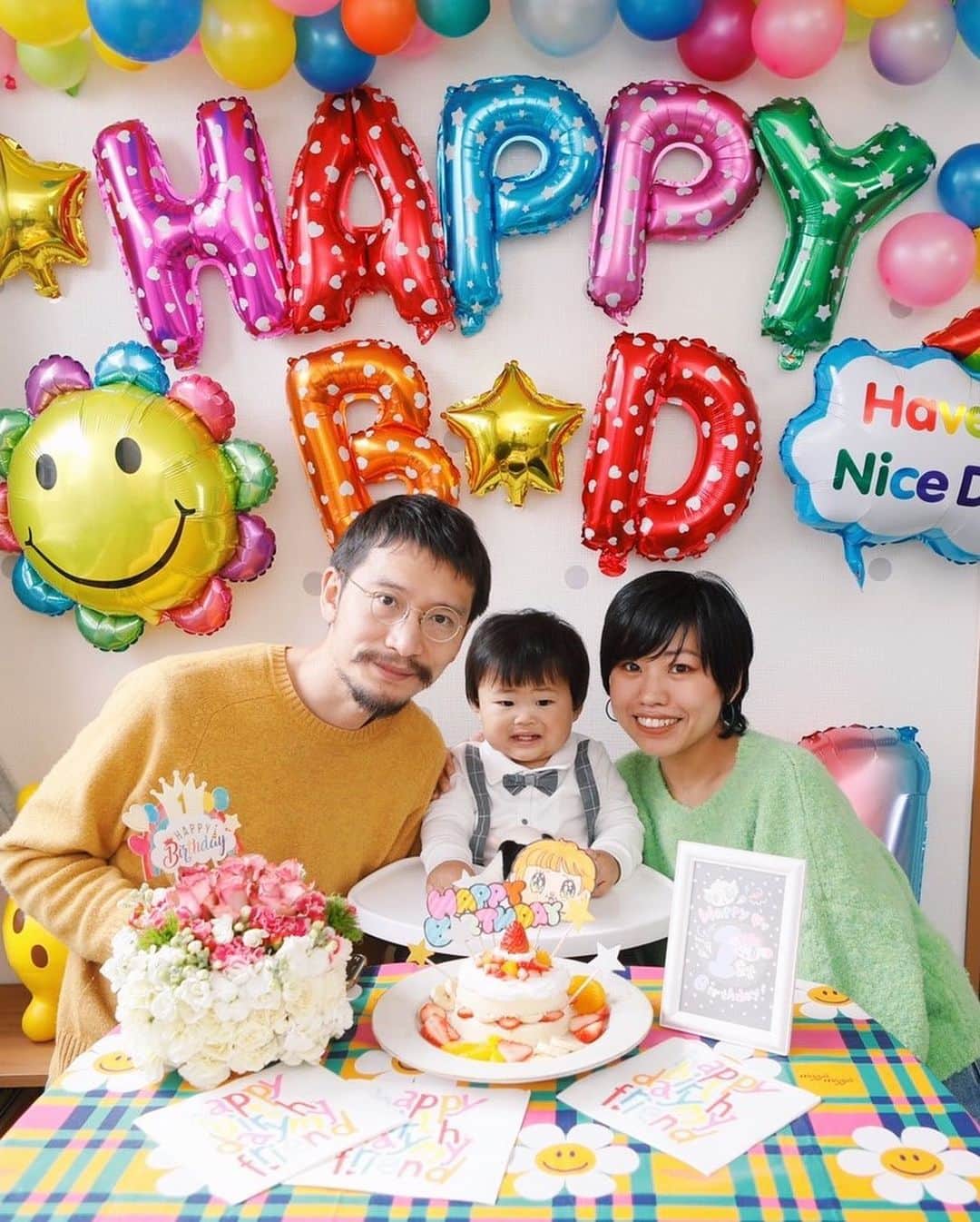 せきやゆりえさんのインスタグラム写真 - (せきやゆりえInstagram)「しんちゃん1歳🌈😭 え？先週産まれなかったっけ？！！もーよくここまで育ってくれた😭本当に大好き😭可愛すぎて面白すぎて😭しんちゃんの人生が楽しいといいな！！ずっと見守る！！！！！！！パーティーが楽しみすぎて毎日色々調べて前日の夜から夫婦2人で風船膨らましてケンカしながら準備して楽しかった〜😂来年からもこれくらい頑張れたらいいよね🥴 #1歳誕生日プレート #1歳誕生日 #1歳 #ピジョンケーキ #しんちゃんマンスリーフォト」1月29日 16時38分 - gonhanamizz