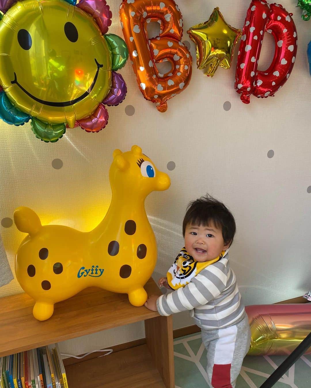 せきやゆりえさんのインスタグラム写真 - (せきやゆりえInstagram)「しんちゃん1歳🌈😭 え？先週産まれなかったっけ？！！もーよくここまで育ってくれた😭本当に大好き😭可愛すぎて面白すぎて😭しんちゃんの人生が楽しいといいな！！ずっと見守る！！！！！！！パーティーが楽しみすぎて毎日色々調べて前日の夜から夫婦2人で風船膨らましてケンカしながら準備して楽しかった〜😂来年からもこれくらい頑張れたらいいよね🥴 #1歳誕生日プレート #1歳誕生日 #1歳 #ピジョンケーキ #しんちゃんマンスリーフォト」1月29日 16時38分 - gonhanamizz