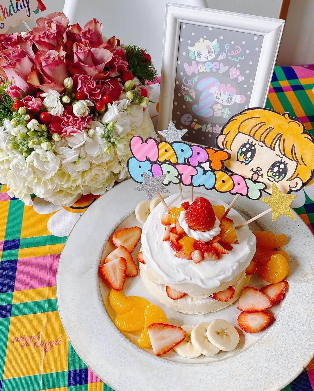 せきやゆりえさんのインスタグラム写真 - (せきやゆりえInstagram)「しんちゃん1歳🌈😭 え？先週産まれなかったっけ？！！もーよくここまで育ってくれた😭本当に大好き😭可愛すぎて面白すぎて😭しんちゃんの人生が楽しいといいな！！ずっと見守る！！！！！！！パーティーが楽しみすぎて毎日色々調べて前日の夜から夫婦2人で風船膨らましてケンカしながら準備して楽しかった〜😂来年からもこれくらい頑張れたらいいよね🥴 #1歳誕生日プレート #1歳誕生日 #1歳 #ピジョンケーキ #しんちゃんマンスリーフォト」1月29日 16時38分 - gonhanamizz