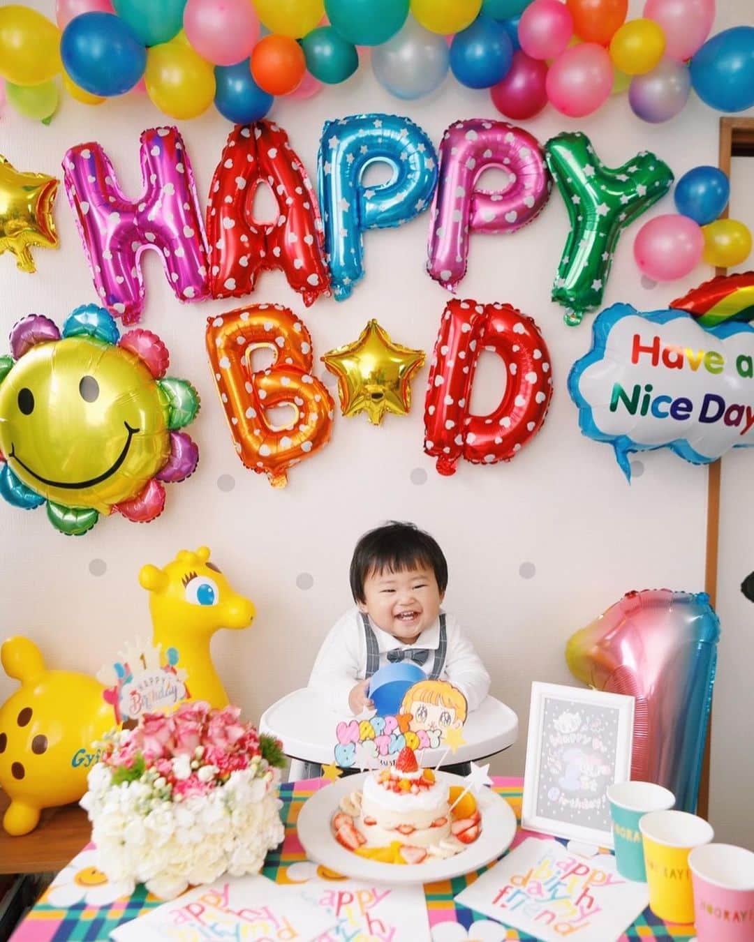 せきやゆりえさんのインスタグラム写真 - (せきやゆりえInstagram)「しんちゃん1歳🌈😭 え？先週産まれなかったっけ？！！もーよくここまで育ってくれた😭本当に大好き😭可愛すぎて面白すぎて😭しんちゃんの人生が楽しいといいな！！ずっと見守る！！！！！！！パーティーが楽しみすぎて毎日色々調べて前日の夜から夫婦2人で風船膨らましてケンカしながら準備して楽しかった〜😂来年からもこれくらい頑張れたらいいよね🥴 #1歳誕生日プレート #1歳誕生日 #1歳 #ピジョンケーキ #しんちゃんマンスリーフォト」1月29日 16時38分 - gonhanamizz