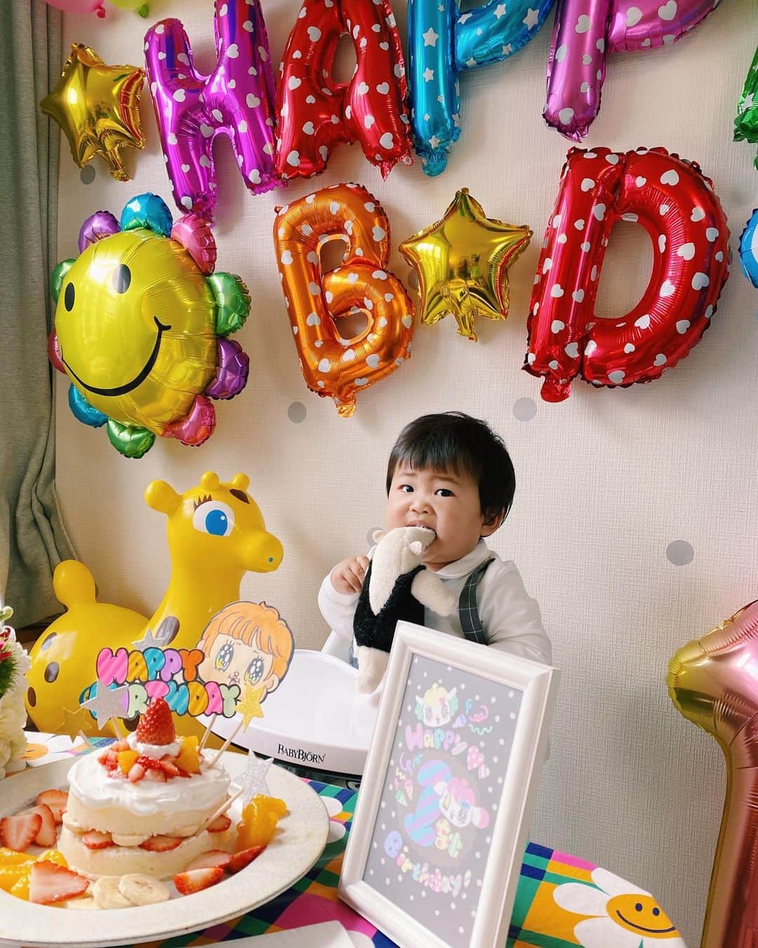 せきやゆりえさんのインスタグラム写真 - (せきやゆりえInstagram)「しんちゃん1歳🌈😭 え？先週産まれなかったっけ？！！もーよくここまで育ってくれた😭本当に大好き😭可愛すぎて面白すぎて😭しんちゃんの人生が楽しいといいな！！ずっと見守る！！！！！！！パーティーが楽しみすぎて毎日色々調べて前日の夜から夫婦2人で風船膨らましてケンカしながら準備して楽しかった〜😂来年からもこれくらい頑張れたらいいよね🥴 #1歳誕生日プレート #1歳誕生日 #1歳 #ピジョンケーキ #しんちゃんマンスリーフォト」1月29日 16時38分 - gonhanamizz