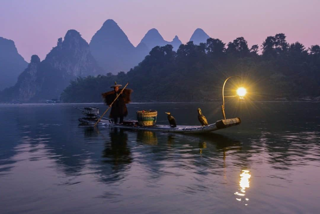 National Geographic Travelさんのインスタグラム写真 - (National Geographic TravelInstagram)「Photo by Keith Ladzinski @ladzinski / A cormorant fishing boat drifts along the Yangtze River at twilight among the rolling karst mountains of Yangzhou, China. At one time, this traditional form of fishing was known to have taken place throughout Asia and Europe but today is a dwindling practice. #Yangzhou」1月29日 16時39分 - natgeotravel