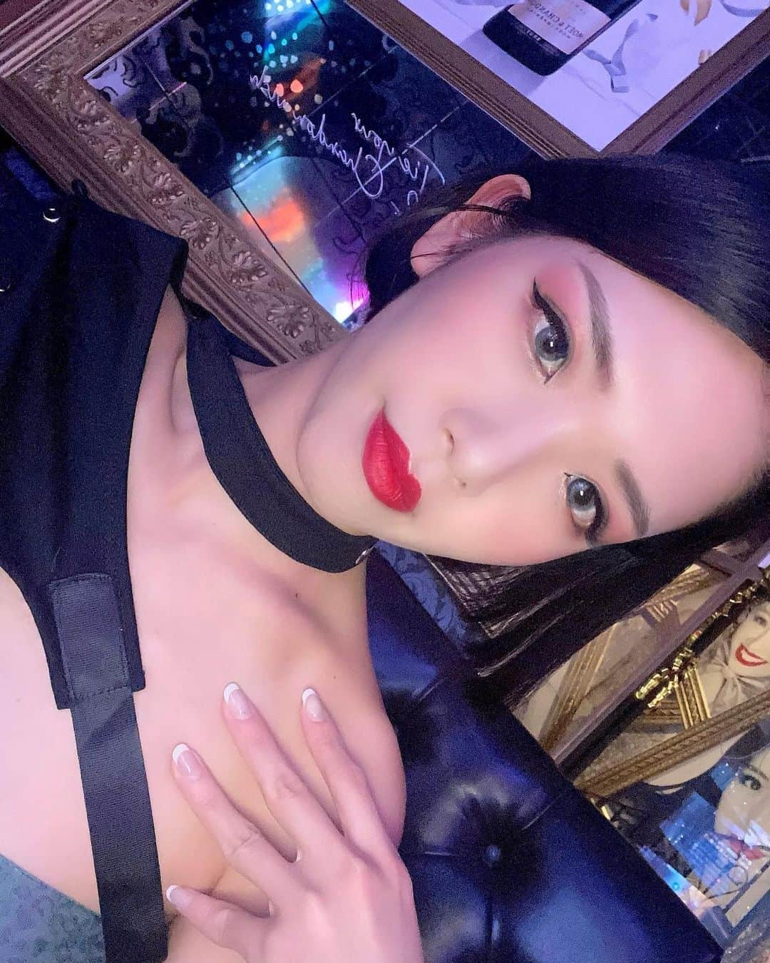 Yukkyのインスタグラム：「今日もがんばりましょう😈🖤 . . . . . #burlesquetokyo#showgirl#showdancer#dancer#japanesegirl#girl#instalike#instagood#instadaily#selfie#selca#lfl#fff#costume#fashion#anime#makeup#mood#バーレスク東京#ダンサー#黒髪ボブ#ショートヘア#舞台#水着#被写体#赤リップ#エンタメ活動を止めない」