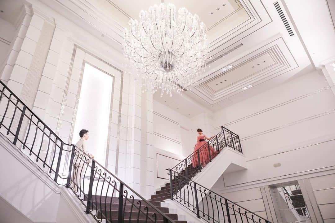 アルマリアンFUKUOKA　公式さんのインスタグラム写真 - (アルマリアンFUKUOKA　公式Instagram)「《憧れの大階段特集》part 2💙🤍 ㅤㅤㅤㅤㅤㅤㅤㅤㅤㅤㅤㅤㅤ お待たせいたしました！ 今回は【演出編】のご紹介です🌿  結婚式場で“Y字の階段”は とても珍しいってご存知でしたか？  多く存在する片側階段や壁沿い階段では 晴れの日に選んだお衣装の全体が 見えなくなってしまうんです  アルマリアン福岡の大階段なら お二人の憧れを叶えられます☺️🌼 ㅤㅤㅤㅤㅤㅤㅤㅤㅤㅤㅤㅤㅤ ※part1は【前撮り編】として ご紹介しております ㅤㅤㅤㅤㅤㅤㅤㅤㅤㅤㅤㅤㅤ 　　ㅤㅤㅤㅤㅤㅤㅤㅤㅤㅤㅤㅤ …━━━━━━━━━━… ㅤㅤㅤㅤㅤㅤㅤㅤㅤㅤㅤㅤㅤ 　ブライダルフェアの予約は 　プロフィールのHPより 　お待ちしております…♡ ㅤㅤㅤㅤㅤㅤㅤㅤㅤㅤㅤㅤㅤ …━━━━━━━━━━…  ㅤㅤㅤㅤㅤㅤㅤㅤㅤㅤㅤㅤㅤㅤㅤㅤㅤㅤㅤㅤㅤㅤㅤㅤㅤㅤ #almalienfukuoka  #アルマリアン福岡 #ウェディング  #ブライダルフェア #令和婚 #2021春婚 #2021秋婚 #結婚式決行 #結婚式準備 #絆wedding #プレ花嫁さんと繋がりたい  #福岡花嫁 #美人花嫁図鑑 #エスクリ #アルマリ花嫁 #ウェディングニュース #ウェディングケーキ #ウェディングドレス選び #福岡 #天神 #新生活準備 #前撮りポーズ #入籍 #プラコレ #式場探し #披露宴 #ウェディングフォト #marryxoxo #みんなのウェディング」1月29日 16時48分 - almalien_fukuoka
