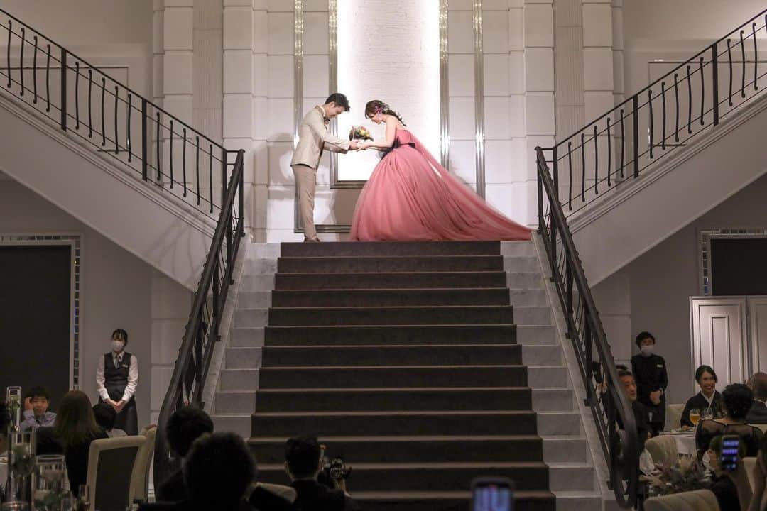 アルマリアンFUKUOKA　公式さんのインスタグラム写真 - (アルマリアンFUKUOKA　公式Instagram)「《憧れの大階段特集》part 2💙🤍 ㅤㅤㅤㅤㅤㅤㅤㅤㅤㅤㅤㅤㅤ お待たせいたしました！ 今回は【演出編】のご紹介です🌿  結婚式場で“Y字の階段”は とても珍しいってご存知でしたか？  多く存在する片側階段や壁沿い階段では 晴れの日に選んだお衣装の全体が 見えなくなってしまうんです  アルマリアン福岡の大階段なら お二人の憧れを叶えられます☺️🌼 ㅤㅤㅤㅤㅤㅤㅤㅤㅤㅤㅤㅤㅤ ※part1は【前撮り編】として ご紹介しております ㅤㅤㅤㅤㅤㅤㅤㅤㅤㅤㅤㅤㅤ 　　ㅤㅤㅤㅤㅤㅤㅤㅤㅤㅤㅤㅤ …━━━━━━━━━━… ㅤㅤㅤㅤㅤㅤㅤㅤㅤㅤㅤㅤㅤ 　ブライダルフェアの予約は 　プロフィールのHPより 　お待ちしております…♡ ㅤㅤㅤㅤㅤㅤㅤㅤㅤㅤㅤㅤㅤ …━━━━━━━━━━…  ㅤㅤㅤㅤㅤㅤㅤㅤㅤㅤㅤㅤㅤㅤㅤㅤㅤㅤㅤㅤㅤㅤㅤㅤㅤㅤ #almalienfukuoka  #アルマリアン福岡 #ウェディング  #ブライダルフェア #令和婚 #2021春婚 #2021秋婚 #結婚式決行 #結婚式準備 #絆wedding #プレ花嫁さんと繋がりたい  #福岡花嫁 #美人花嫁図鑑 #エスクリ #アルマリ花嫁 #ウェディングニュース #ウェディングケーキ #ウェディングドレス選び #福岡 #天神 #新生活準備 #前撮りポーズ #入籍 #プラコレ #式場探し #披露宴 #ウェディングフォト #marryxoxo #みんなのウェディング」1月29日 16時48分 - almalien_fukuoka