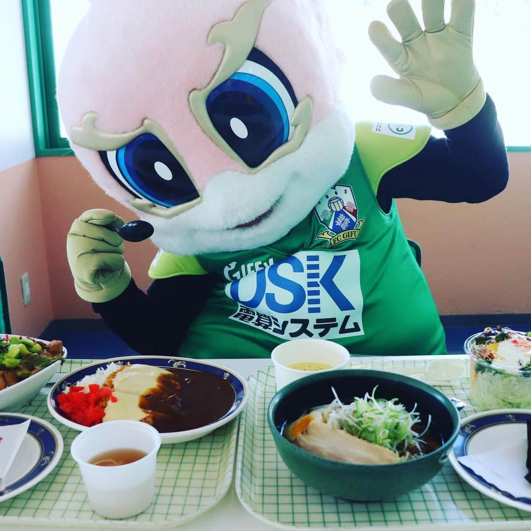 ＦＣ岐阜さんのインスタグラム写真 - (ＦＣ岐阜Instagram)「ギッフィーがスノボに挑戦！   #fcgifu #ギッフィーが○○やってみた #ギッフィー #めっちゃ上手い #ギッフィー飛んだ #めっちゃ食べる #Ｊリーグマスコット総選挙 #2月1日から投票開始 #清き一票を #鷲ヶ岳スキー場 #スノボ #躍動」1月29日 16時49分 - fcgifu