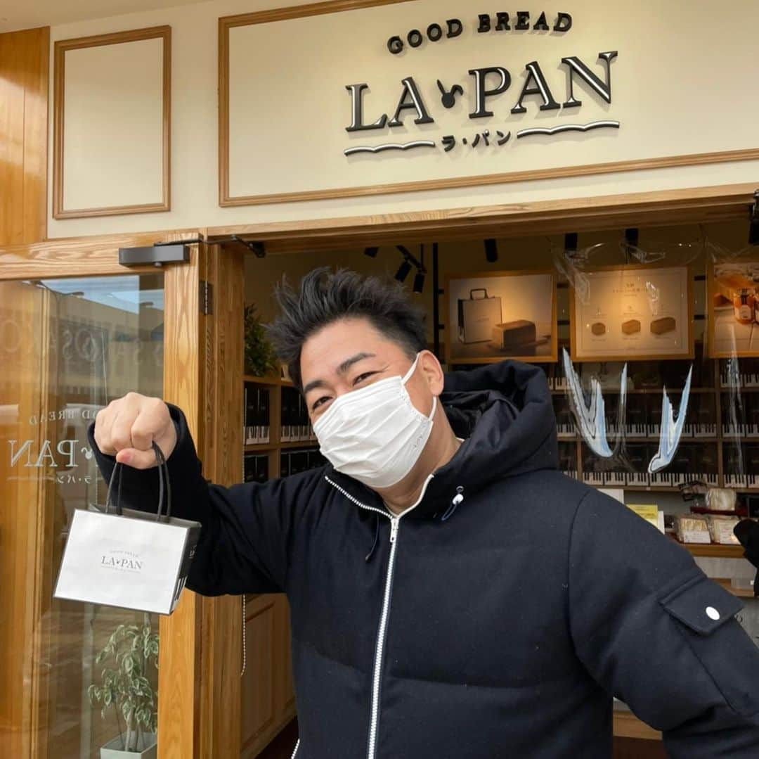 川原豪介さんのインスタグラム写真 - (川原豪介Instagram)「地元筑紫野のクリーミー生食パンの店LA・PAN〜ラ・パン〜。普通のクリーミー生食パンもレーズン入りもバリ美味かった😋😋ジャムもいろいろ種類あるけど特に紅茶&ミルクバリ美味かった‼️買った〜‼️朝倉街道店と原田店あるので是非是非！ぬんっ！ #チラチラパンチ #クリーミー生食パン #ラパン #ブルーリバー」1月29日 16時45分 - blueriver_kawa