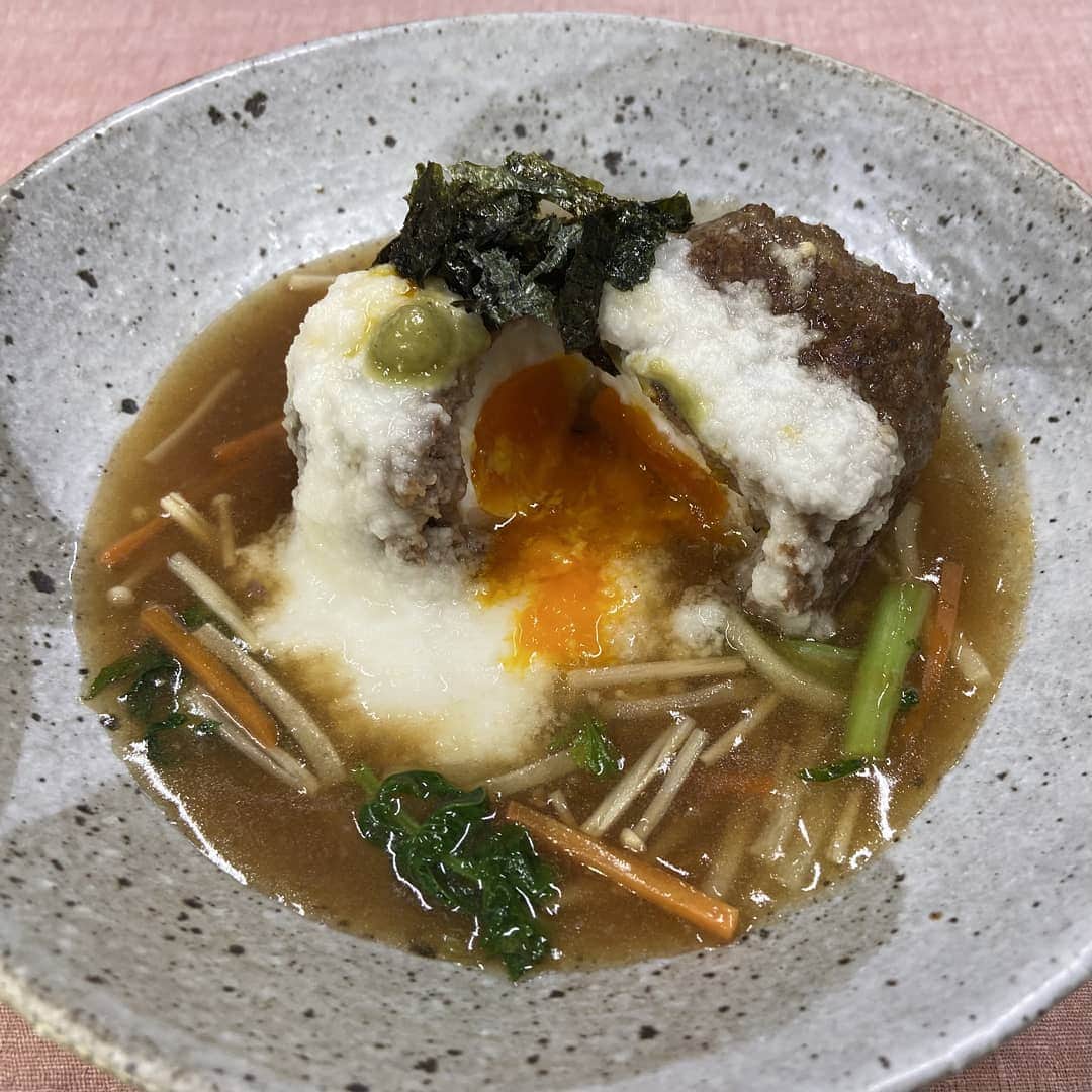 毎日放送「ちちんぷいぷい」のインスタグラム：「✱ 金曜キッチン プロにわがまま  ムチャムーチョ🌵🍴   1月29日☀️ 本日のムチャブリは、 “新しい和風ハンバーグ！” ・ 中辻先生が “和風月見ハンバーグ” でムチャブリを解決💡 ✱ ー材料(2人分)ー 合い挽きミンチ肉・・・２００ｇ たまご・・・２個 大根・・・３０ｇ 大根の葉・・・２０ｇ エノキ・・・１５ｇ にんじん・・・１０ｇ 薄力粉・・・適量 サラダ油・・・適量 水溶き片栗粉（粉大さじ１:水大さじ１） わさび・・・適量 長いも・・・４０ｇ もみ海苔・・・適量   ☆ 卵・・・１／２個 パン粉・・・大さじ３ 塩・・・小さじ１／２ 牛乳・・・３０ｇ 黒コショウ・・・小さじ１／４   ◇ 水・・・３００ｃｃ さとう・・・小さじ２ しょうゆ・・・３５ｇ みりん・・・３５ｇ 和風だしの素・・・小さじ１／２   ー作り方ー 【下準備】 Ａ：沸騰したお湯にたまごを入れ５分３０秒ゆで、氷水におとす。   Ｂ：大根・大根の葉・にんじん・エノキは３センチ長さに細く切る。   Ｃ：◇を合わせる。   Ｄ：長いもをすりおろす。   【作り方】 ①☆を合わせ、合い挽きミンチを加えてよく混ぜ合わせ、２等分にする。   ②ゆでたまごに薄力粉をまぶし、①で包む。（２個作る）   ③フライパンにサラダ油をひき、全体に焼き目がつくまで返しながら１分３０秒ほど焼く。   ④鍋にＣを入れ沸騰させる。   ⑤④に③を加え、６分煮込み、ハンバーグを取り出し、お皿に盛る。   ⑥⑤に水溶き片栗粉を加えとろみをつけ、野菜を加え軽く煮る。   ⑦ハンバーグの上に⑥をかけ、長いも・もみ海苔・わさびを盛り付ける。 ✱ https://www.mbs.jp/puipui/pm_kitchen/2021/01/29.shtml」