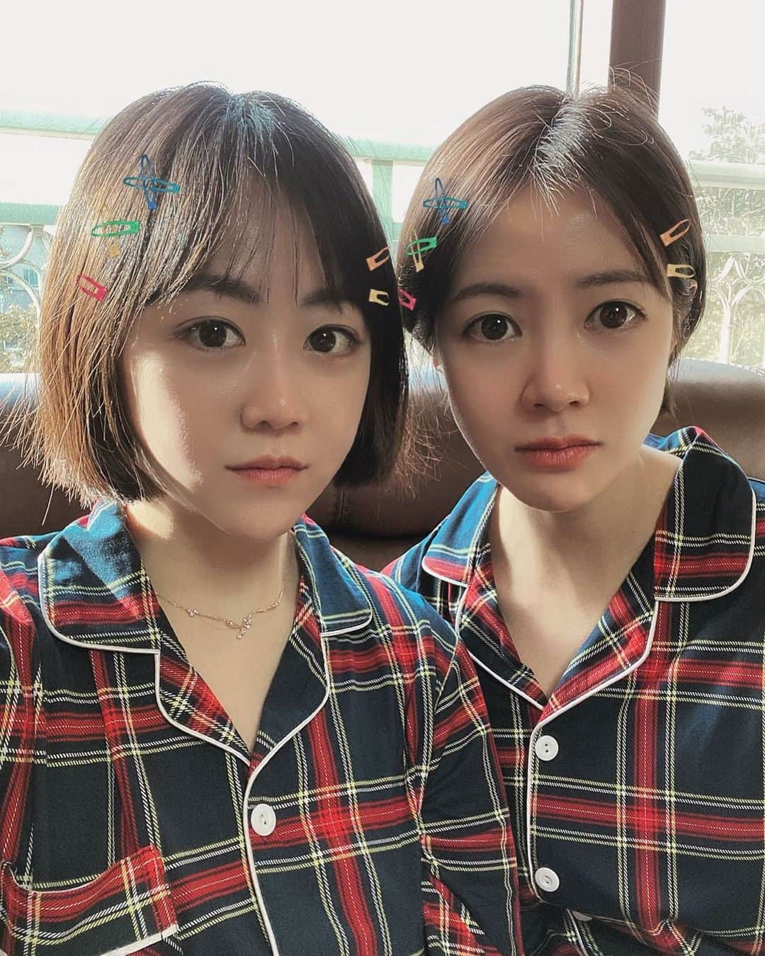 チェ・ユニョンさんのインスタグラム写真 - (チェ・ユニョンInstagram)「소윤이가 선물한 커플잠옷입고👭🏻 어플놀이 feat.홍합에 물린 유냉」1月29日 17時05分 - y.o.o.nyoung