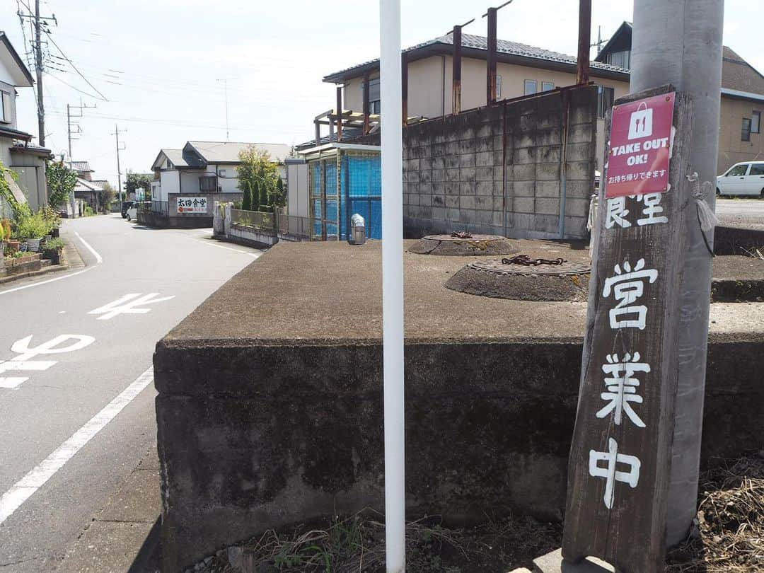 伊藤桃さんのインスタグラム写真 - (伊藤桃Instagram)「【#上毛電鉄 膳駅 】 時刻はお昼。 上毛電鉄さんでのお昼ご飯は·····車内にも広告がでていた、膳駅近くの#太田食堂 さんへ！ 2枚目: 太田食堂さんへは、膳駅から徒歩4分ほどととってもちかく。 路地に入った先にありました☺️ 3枚目: なるほど、うまさと速さが自慢·····😎笑 4枚目: 11時からの太田食堂さん。 訪れたのは開店間もない頃でしたが、あっという間に満席に！ * 太田食堂さんの名物といえば、カツカレーラーメン！だそうですが····· たべきれる自信がなかったので🤣 5枚目: はふはふ。くもってしもた。 わかめチャーシューラーメン830円にしてみました。 シンプルなしょう油ラーメン、これがうまい！ 他にもメニューとっても豊富でした🙌 ラーメンだけでも味噌醤油塩、そしてカレーと目移りしちゃいます。 美味しかった❤ * 6枚目: すぐ裏は田んぼとのどかな雰囲気の膳駅。 7枚目: ちょっとだけ次の電車まで時間があったので1度折り返して、1駅手前だった粕川駅へ。 駅舎があるっていいですよね。 2004年に建て替えられたものだそう。 昔のも見てみたかったなあ🥳 * 8枚目: ごとんごとん。 そしてお次にやってきたのは····· 9枚目: わわ？！まるで水族館？！ 100種類以上のお魚が描かれた、水族館電車 🐠✨ 海のない群馬県ではしる水族館というのが、コンセプトなのがユニーク。 お魚の説明もあり、列車にのりながら生き物に詳しくなれちゃいます(*^^*) 10枚目: カワウソさんかわいい☺️ ┈┈┈┈┈┈┈┈┈┈ はしる水族館に揺られながら·····旅はまだつづく❤ #群馬県観光 #群馬グルメ #ラッピング電車」1月29日 16時58分 - itomomo_tetsu