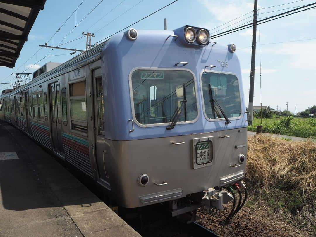 伊藤桃さんのインスタグラム写真 - (伊藤桃Instagram)「【#上毛電鉄 膳駅 】 時刻はお昼。 上毛電鉄さんでのお昼ご飯は·····車内にも広告がでていた、膳駅近くの#太田食堂 さんへ！ 2枚目: 太田食堂さんへは、膳駅から徒歩4分ほどととってもちかく。 路地に入った先にありました☺️ 3枚目: なるほど、うまさと速さが自慢·····😎笑 4枚目: 11時からの太田食堂さん。 訪れたのは開店間もない頃でしたが、あっという間に満席に！ * 太田食堂さんの名物といえば、カツカレーラーメン！だそうですが····· たべきれる自信がなかったので🤣 5枚目: はふはふ。くもってしもた。 わかめチャーシューラーメン830円にしてみました。 シンプルなしょう油ラーメン、これがうまい！ 他にもメニューとっても豊富でした🙌 ラーメンだけでも味噌醤油塩、そしてカレーと目移りしちゃいます。 美味しかった❤ * 6枚目: すぐ裏は田んぼとのどかな雰囲気の膳駅。 7枚目: ちょっとだけ次の電車まで時間があったので1度折り返して、1駅手前だった粕川駅へ。 駅舎があるっていいですよね。 2004年に建て替えられたものだそう。 昔のも見てみたかったなあ🥳 * 8枚目: ごとんごとん。 そしてお次にやってきたのは····· 9枚目: わわ？！まるで水族館？！ 100種類以上のお魚が描かれた、水族館電車 🐠✨ 海のない群馬県ではしる水族館というのが、コンセプトなのがユニーク。 お魚の説明もあり、列車にのりながら生き物に詳しくなれちゃいます(*^^*) 10枚目: カワウソさんかわいい☺️ ┈┈┈┈┈┈┈┈┈┈ はしる水族館に揺られながら·····旅はまだつづく❤ #群馬県観光 #群馬グルメ #ラッピング電車」1月29日 16時58分 - itomomo_tetsu