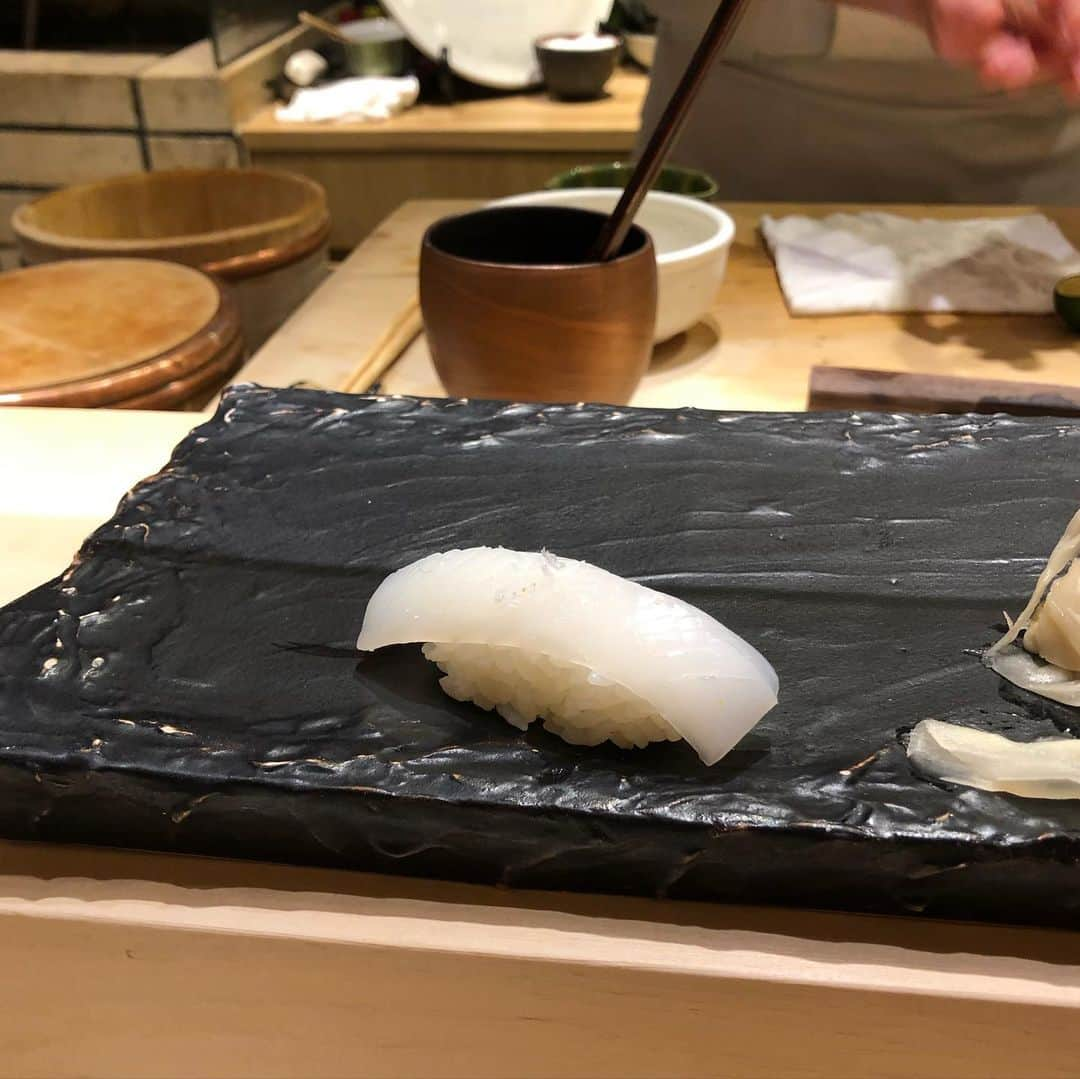 岡田育さんのインスタグラム写真 - (岡田育Instagram)「. 🍣🎍 Monthly Sushi January  Issue 🎍🍣  . Tokyo is now under a second state of emergency - night time lockdown, but lunch places are active. Hm. . 20時以降がダメなら昼シラフ鮨を食べればいいじゃない？という贅沢。月刊化すると楽しいね。 . #sushistagram #tokyostyle #🍣 #sushilovers #江戸前鮨服部」1月29日 16時58分 - okadaic