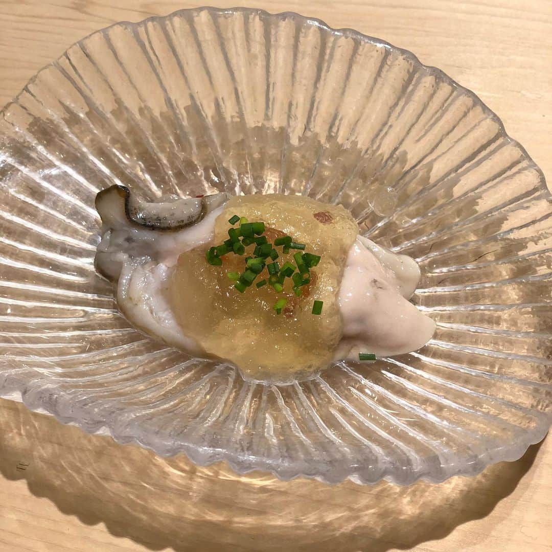 岡田育のインスタグラム：「. 🍣🎍 Monthly Sushi January  Issue 🎍🍣  . Tokyo is now under a second state of emergency - night time lockdown, but lunch places are active. Hm. . 20時以降がダメなら昼シラフ鮨を食べればいいじゃない？という贅沢。月刊化すると楽しいね。 . #sushistagram #tokyostyle #🍣 #sushilovers #江戸前鮨服部」