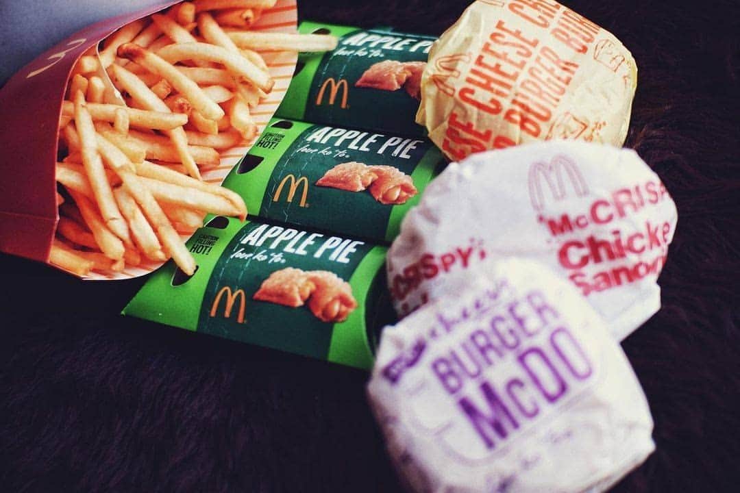 McDonald's Philippinesのインスタグラム：「You can definitely say “gotchu, fam!” when you order your fave Snack Burger McShare bundle for everyone this weekend! 😉  Order via the McDelivery PH App, website, or call 8888-6236 (NCR).  Photo by: _sutefu_」