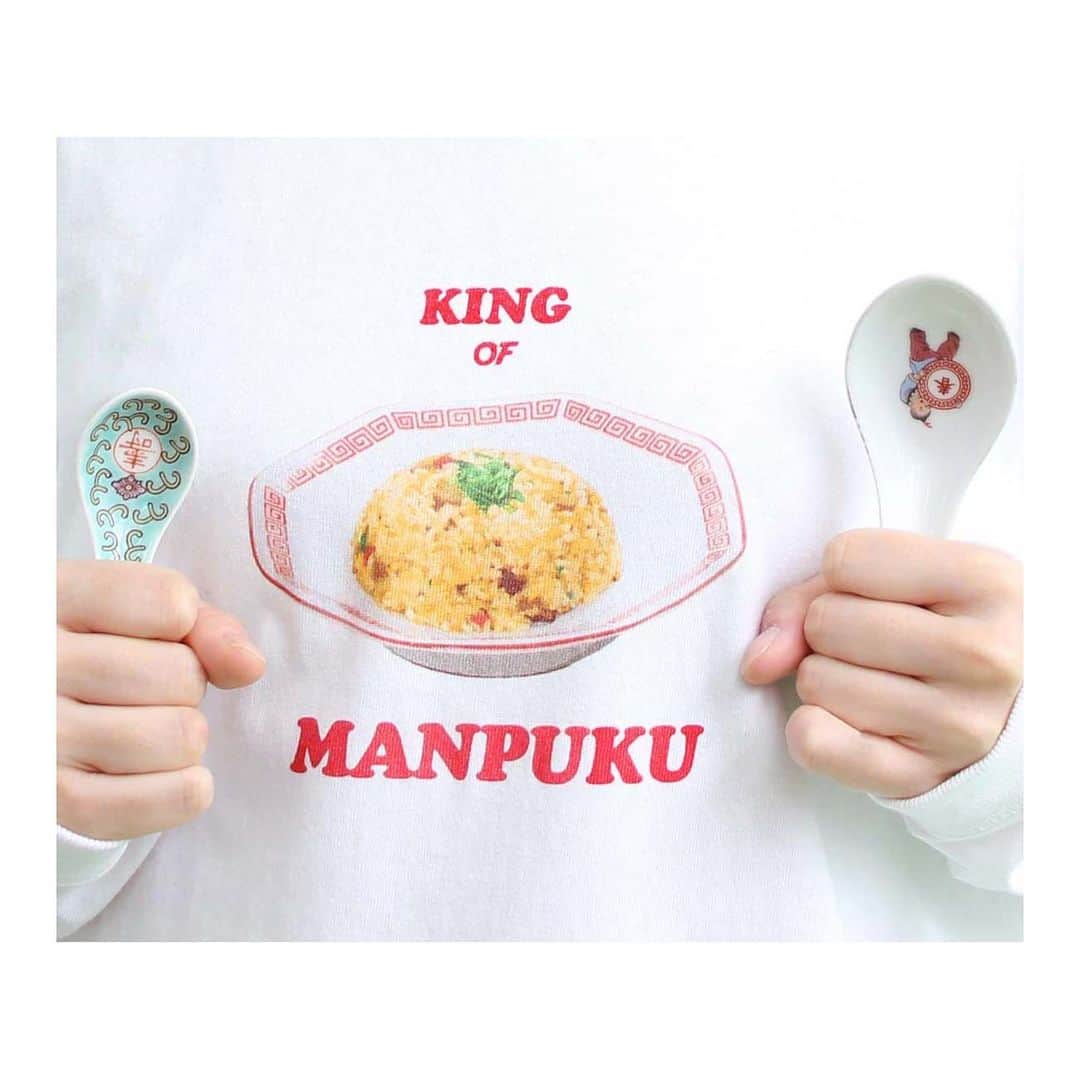 のインスタグラム：「【 NEW 】  "KING OF MANPUKU" 満腹王　スウェット  中華好きチャーハン好きの方 いかがでしょうか🐼🍥🍜  おなかがグーっとなりそうなスウェットは 大きめなのでユニセックスでおすすめです。  本日ZOZOとAMBIDEX Store予約がスタートしました。  各店舗にも2月上旬入荷予定です。  white/navy ¥6,700+tax ____________________________  #iamiinfact #latelierdusavon  @latelier_du_savon_official  @ambidex_store」