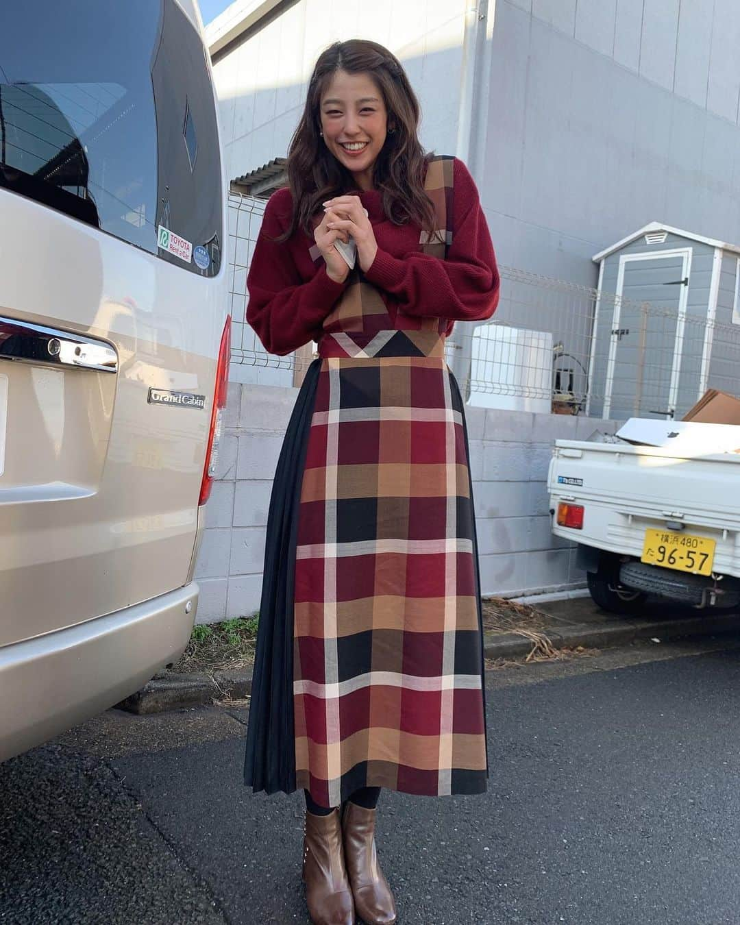 岡副麻希さんのインスタグラム写真 - (岡副麻希Instagram)「.﻿ チェックがかわいい衣装🤎❤️🤎﻿ ただただ直立ぷるぷるな写真になりました笑﻿ ﻿ さっむーーーい！って話してた瞬間！笑﻿ さすがにふゆですね﻿🤔 あたたかくお過ごし下さいね🤍﻿ ﻿ ﻿ #撮る場所よ笑﻿ #あらゆるところに貼るカイロ﻿ #ぬくぬく﻿ 今週もお疲れさまでした🥰❣️﻿ ﻿ 　﻿ 👗#bluelabel」1月29日 16時59分 - maki_okazoe_official