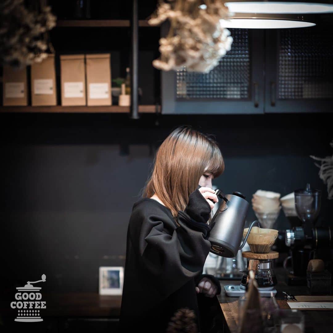 goodcoffeemeさんのインスタグラム写真 - (goodcoffeemeInstagram)「. ☕️ Good Coffee Crew Recommend Shop Info ☕️  【GROSMICHEL (@grosmichel.jp) ／ 神奈川・藤沢】  GC Crew：@____moto.aki16__ 「ドライフラワーに囲まれた店内は光によって、映し出される空間も変わる。そんな店主こだわりのお店にはハンドドリップで淹れるコーヒーのほか、若い女性にはウィンナーコーヒーが人気です。  また、創作パフェシリーズも大人気。これを求めて地方から来られるお客様も多いそう。美しいお花、おいしいコーヒーとパフェはいかがでしょうか。」  — 📍神奈川県藤沢市本町3-17-16 🕘12:00～17:30 定休日：火曜日+不定休 （営業日はInstagram公式アカウント参照） —」1月29日 17時00分 - goodcoffeeme