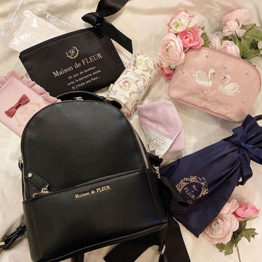 のインスタグラム：「. ＼毎日のお出かけに必要なものがたっぷり入る／ . Maison de FLEUR  Ranking NO1 👑 Ribbon Rucksack . Mサイズは、折りたたみ傘・サイフ・500mlペットボトル・ 携帯電話・手帳・鍵・ポーチ・タオルハンカチ・エコバッグなどなど... 毎日のお出かけに必要なものが たっぷり入る大容量サイズです！ . . <おすすめポイント> . ♦️ダブルチャームで開閉しやすい Maison de FLEUR のFマークのカシメがついたダブルファスナーチャーム。 左右どちらからでも開閉でき、物を出し入れしやすく便利。 . ♦️持ちやすいストラップ付き リュックを背負うときに便利なストラップは、デザインのアクセントにもなるリッチな仕上がり。 . ♦️スマホも入るフロントポケット 高さが10cmあるフロントポケットは、スマホやパスケースなどがぴったりのサイズ感。 .　 ♦️アジャスター付きショルダーストラップ ベルト式アジャスターのついたショルダーストラップ。ファッションによって長さを変えても便利です。 . ♦️便利なインサイドポケット 家の鍵やリップなど、バッグの中で埋もれがちな小物を収納できるファスナー付きポケットが。 . ♦️たっぷりマチのある底 底の大きさはペットボトルや折りたたみ傘もすっぽり入るように、たっぷりした設計に。 . . <商品詳細> ♦️Ribbon Ruck Sack Sサイズ ￥7,900＋tax ♦️Ribbon Ruck Sack Mサイズ Mサイズ ¥9,800＋tax ⇒どちらも Black,Peach,Wineのみ . . 大人気のリボンリュックは、 全国ショップ、公式通販ストライプクラブ、ZOZOTOWNにて大好評販売中！ ※全国ショップでは一部カラーが現在完売中です。在庫数は店舗により異なりますので詳しくは各店舗へお問い合わせ下さい。 ※公式通販ストライプクラブ、ZOZOTOWNでは現在Blackのみのお取り扱いです . #maisondefleur#メゾンドフルール#フルール#フルール女子 #バッグ#バッグの中身#かわいい女の子#かわいいもの好きな人と繋がりたい #大人コーデ#大人かわいい#大人可愛い#リュックコーデ#大容量 #ピンク#ピーチ#ピンクコーデ#ピンク好きな人と繋がりたい #ピンク大好き#可愛いものが好き#ワインカラー#リボンアイテム #リボンリュック #リュック #リボン好きと繋がりたい .」