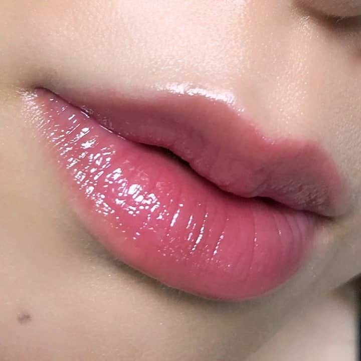 ボビイ・ブラウンさんのインスタグラム写真 - (ボビイ・ブラウンInstagram)「EXTRA LIP TINT - オリーブ、ホホバ、アボカドなど、6つのボタニカルオイル*配合で、唇にたっぷりのうるおいを届け、乾燥を防ぎ、保湿効果が長時間続きます☺  *オリーブ油/アボカド油/ホホバ種子油/ババス油/オリーブ油不けん化物/カカオ脂  《 #エクストラリップティント 全7色 （05 ベアブラックベリー） 》  Photo by @bbpro_jp_saki   #ExtraLipTint #BobbiBrown #ボビイブラウン  #リップティント #リップ #リップバーム #ボビイブラウンリップ #血色リップ #リップケア #冬リップ #唇ケア #乾燥対策 #ほんのり色づく #ティントリップ #bobbibrownlipstick #tintedlipbalm #lipmoisturizer #保湿リップ #保湿ケア」1月29日 17時00分 - bobbibrownjapan