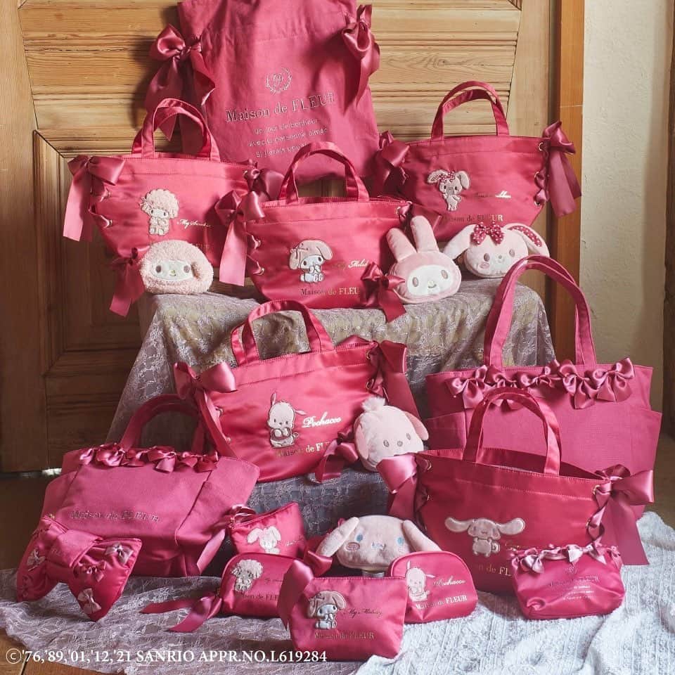 のインスタグラム：「. Maison de FLEUR PINK MANIA  2021... 購入＆先行予約特典情報🎊 . . 毎年大好評の”PINK MANIA”シリーズが 全国ショップにて2/11(thu)に販売開始。 公式通販ストライプクラブでは 本日1/29(fri)20:00より先行予約開始です！ . PINK MANIAの販売を記念して、 全国ショップ、公式通販ストライプクラブにて 購入＆先行予約特典をご用意いたしました🎉 . . 🎀全国ショップ 購入特典🎀 PINK MANIA の商品をご購入のお客様には 先着順でピンクのMaison de FLEUR ロゴ入りリボンを ショッパーに結んでお渡しいたします🎀 プレゼントにもおすすめです！  ※リボンのみの販売はございません   ※ショッパー購入なしのお客様には商品購入時に手渡しとなります  ※数量限定のため、なくなり次第終了となります   ※返品交換不可 . . 🎀公式通販ストライプクラブ先行予約特典🎀 PINK MANIA の商品をご購入のお客様には 先行予約特典といたしまして、先着順で ピンクのMaison de FLEUR ロゴ入りリボンをプレゼント！ ぜひアイテムと一緒に撮影したり、BAGやヘアアレンジなどに使ってみてくださいね♬  ※複数点ご予約いただいた場合でもノベルティは1点のプレゼントとさせていただきます  ※先着順のためなくなり次第終了となります   ※カートにノベルティが表示されない場合はすでに終了となっておりますのでご了承ください . . 販売詳細は1/28(thu)投稿内容をチェックしてください✨ . . #maisondefleur #fleur #メゾンドフルール #フルール #フルール女子 #MDF#サンリオ#sanriocollection #sanriocharacters #サンリオ好きな人と繋がりたい #サンリオキャラクターズ #サンリオ #トートバッグ #トートバッグコーデ #ポーチの中身 #バッグの中身 #マスクケース #ピンク #ピンク好き #ピンクマニア #ピンクマニア2021mdf #ピンク好きな人と繋がりたい #ピンク好き女子 #あざとい #あざとい系女子 #あざとかわいい #ショッキングピンク #ビビットカラー」