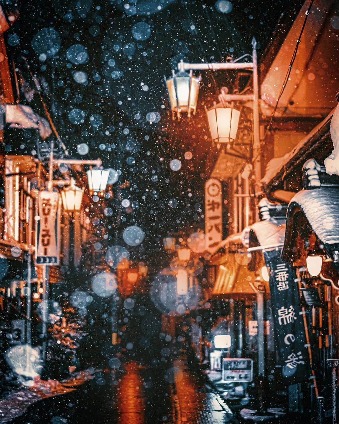 HAYAMI HANNAH ハナさん ど田舎のインスタグラム：「. Onsen Street in the Snow ♨️❄️ #hellofrom Shibu Onsen Nagano, Japan.  @nagano_japan 🇯🇵  渋温泉🧖‍♀️🧖‍♂️♨️  #hayamihannah #moodygrams #StreetBobs #agameoftones #yourshotphotograher #lensbible #eclectic_shotz #streets_vision #street_ninjas #streetgrammers #nightphotography #way2ill #shotsdelight #urbanandstreet #darkmobs #all2epic #nightshooters #creativeoptic #shotzdelight #citykillerz #citygrammers #adorama  #東京カメラ部  #Visitjapanjp #discoverhongkong  #ルミナーと作るわたしの世界  #写真を撮るのが好きな人と繋がりたい  #igersjp  #luminar4」