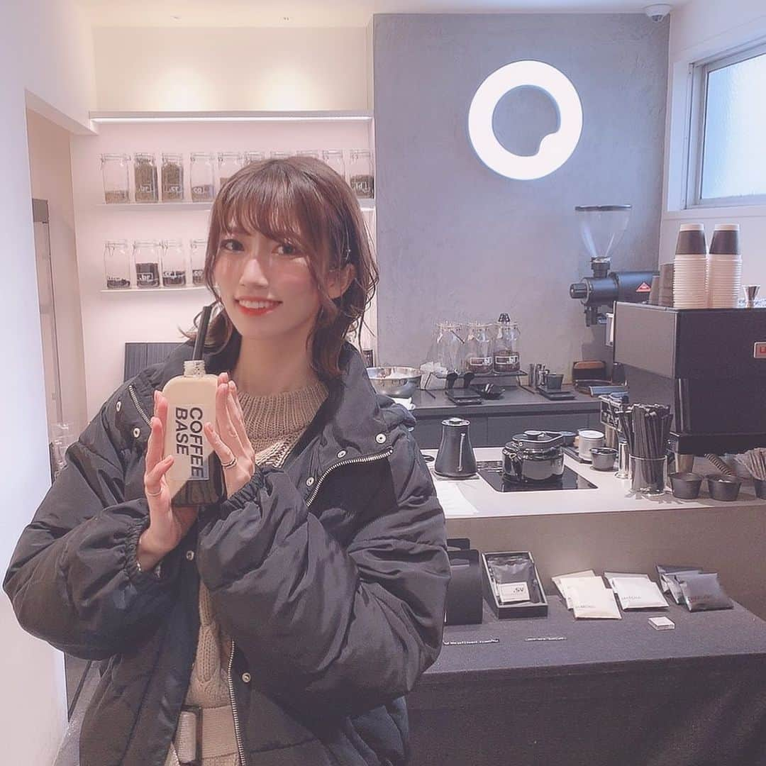 板野優花さんのインスタグラム写真 - (板野優花Instagram)「☕京都・烏丸御池 COFEE BASE KANONDO さん @coffeebasekanondo  ・ テイクアウトで美味しいコーヒーが頂けるお店☺️💕 カフェオレ×コーヒーゼリーが おしゃれなボトルに入っててめっちゃ可愛い✨ ・ カフェオレは甘さがないから お好みでシロップを混ぜて調整できたよ🙆‍♀️ コーヒーゼリーが甘いから ストローで崩して一緒に飲んでも美味しかった🤤💓 ・ ドリンクとしても楽しめるし ちょっとしたデザートにもちょうど良かった☺️💕 ・ #coffeebasekanondo #京都カフェ #kyotocafe  #京都スイーツ #京都グルメ #京都旅行 #京都コーヒー  #京都カフェ #カフェスタグラム #関西カフェ巡り #烏丸カフェ #烏丸スイーツ #カフェ巡り好きな人と繋がりたい  #関西グルメ #おいしいもの好きな人と繋がりたい #カフェ活 #おすすめカフェ #カフェ女子 #コーヒーゼリー #カフェオレ #ゆーろの美味しいメモ #トリドリベース #pr」1月29日 17時14分 - yuka_itano