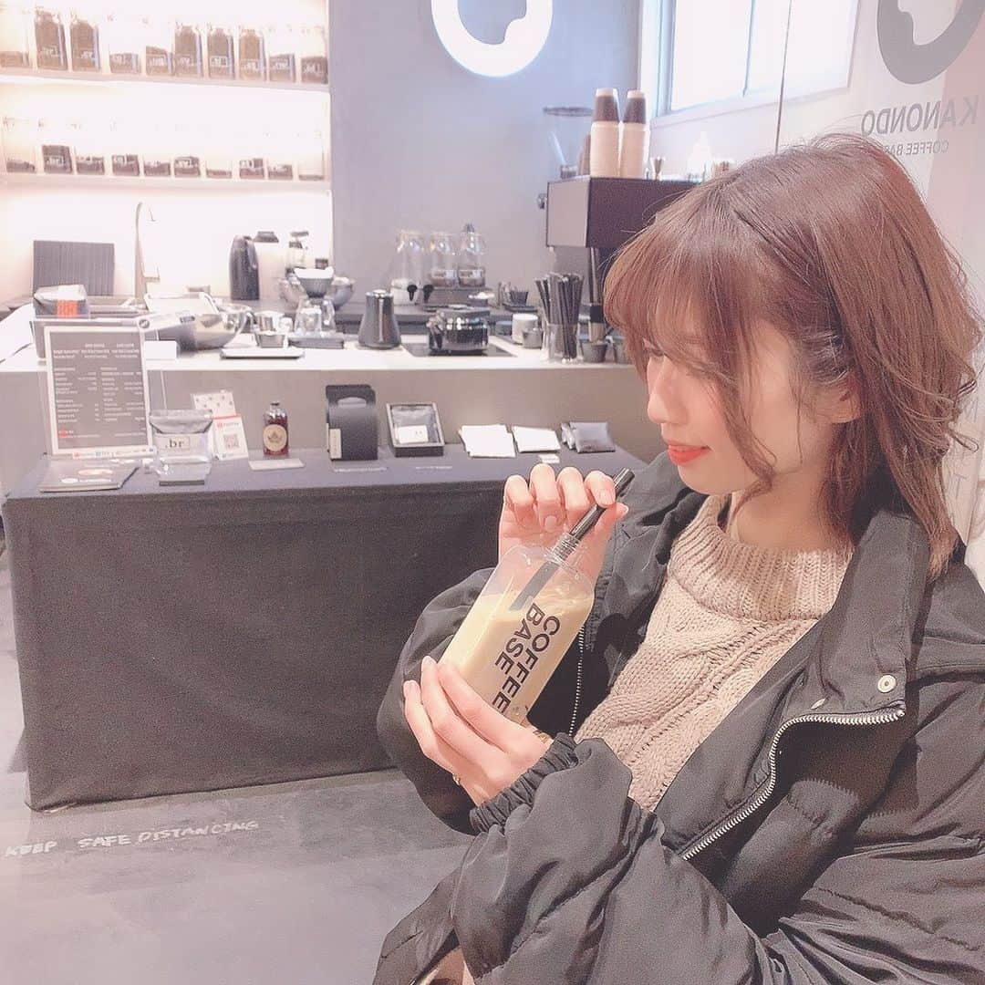 板野優花さんのインスタグラム写真 - (板野優花Instagram)「☕京都・烏丸御池 COFEE BASE KANONDO さん @coffeebasekanondo  ・ テイクアウトで美味しいコーヒーが頂けるお店☺️💕 カフェオレ×コーヒーゼリーが おしゃれなボトルに入っててめっちゃ可愛い✨ ・ カフェオレは甘さがないから お好みでシロップを混ぜて調整できたよ🙆‍♀️ コーヒーゼリーが甘いから ストローで崩して一緒に飲んでも美味しかった🤤💓 ・ ドリンクとしても楽しめるし ちょっとしたデザートにもちょうど良かった☺️💕 ・ #coffeebasekanondo #京都カフェ #kyotocafe  #京都スイーツ #京都グルメ #京都旅行 #京都コーヒー  #京都カフェ #カフェスタグラム #関西カフェ巡り #烏丸カフェ #烏丸スイーツ #カフェ巡り好きな人と繋がりたい  #関西グルメ #おいしいもの好きな人と繋がりたい #カフェ活 #おすすめカフェ #カフェ女子 #コーヒーゼリー #カフェオレ #ゆーろの美味しいメモ #トリドリベース #pr」1月29日 17時14分 - yuka_itano