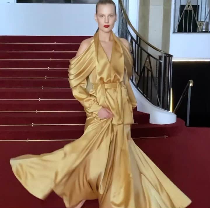 アレクシマビーユのインスタグラム：「Show vision @_marievic_ @alexismabille #hautecouture with @paulinehoarau & @elisabetherm shot @sallepleyel  #showbuiness #show #fashionshow #showmustgoon #marievic #alexismabille soundtrack by @izzylindqwister #cacestparis #prisjetaime #parislamode #alexismabillehautecouture」