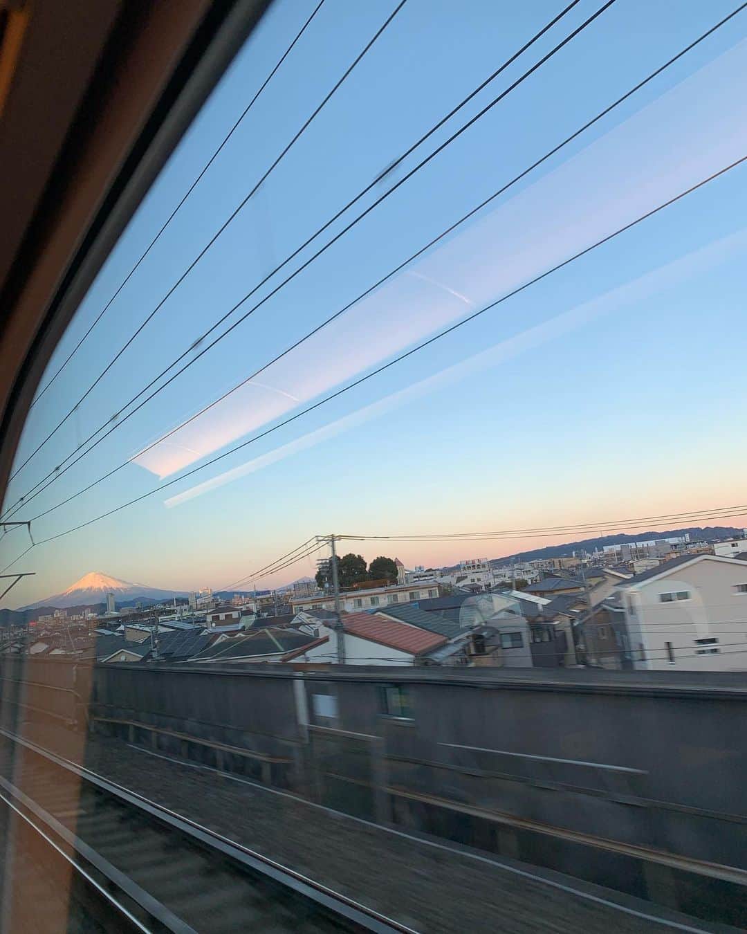 樹里咲穂さんのインスタグラム写真 - (樹里咲穂Instagram)「新幹線🚅東京に向かって『右』に富士山🗻😳😳‼️ 普通、東京方面だと新富士駅辺り『左』にドーン！！🗻が有名なんだけど、 ボケーってお外見てたら急に右に富士山来てビックリした😆💦 一瞬しか見られない貴重な富士山撮れた😆💕初めて見たかも😳✨ わーい🙌」1月29日 17時08分 - juripyon1028