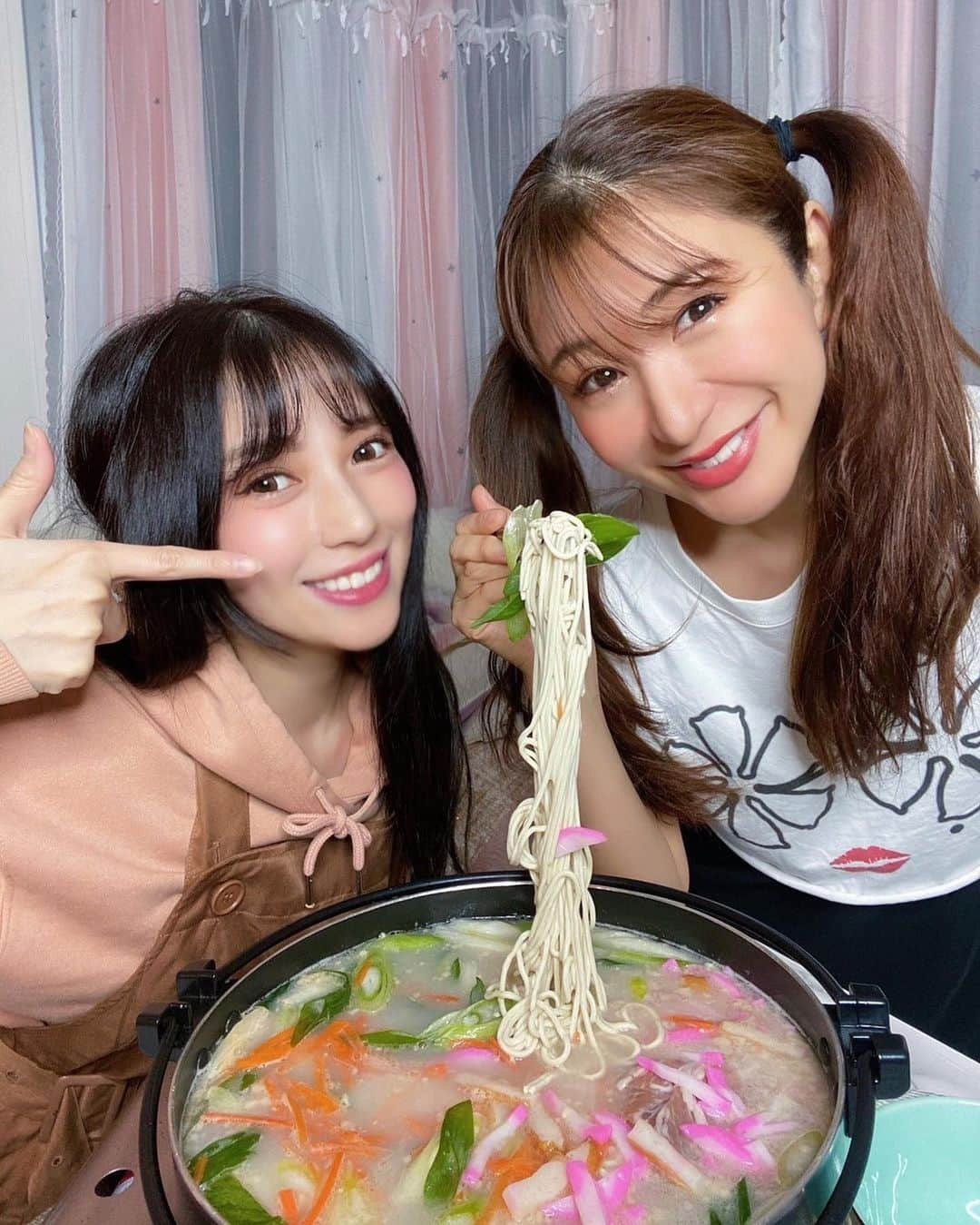 中村江莉香さんのインスタグラム写真 - (中村江莉香Instagram)「#ちゃんぽん鍋🍲  ぬくぬく幸せご飯会でした❤️ @nana_onni #ホムパ 🌸 本日は‼︎#飲みライブ しますよー‼︎ #金曜から夜更かし #大人女子会 🔞  #たけんこ 様の#お取り寄せラーメン は生麺で食材もそのまま‼︎届くのでささっと食べれます！うまみちゃん😍🙏✨ #ちゃんぽん麺 美味しい。 お家で長崎観光。リモート旅よ🇯🇵  #野菜たっぷりちゃんぽん に合わせて...なつが #文明堂のカステラ を持ってきてくれたよう🥺🌸✨#長崎グルメ ☺️👍  #簡単便利 #野菜たっぷり だし、お家で寒い冬‼︎めちゃおすすめです😍♥️ コチュジャンを入れて味変が私好み🥰#PR  #突然集まる #あけおめ #ことよろ #なんだかんだ今年初 #イチナナライバー #コラボライブ #コラボ企画 #フォロー #フォロワー #いいね #フォロー希望 #17live #イチナナ公式ライバー #フォローしてね #フォロー大歓迎 #よろしくお願い申し上げます」1月29日 17時10分 - erica_nakamura