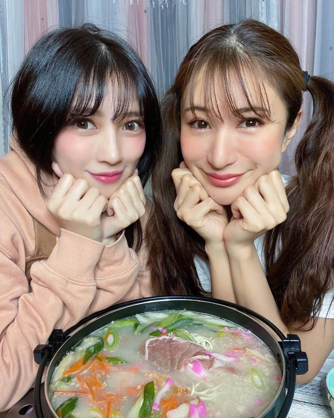 中村江莉香さんのインスタグラム写真 - (中村江莉香Instagram)「#ちゃんぽん鍋🍲  ぬくぬく幸せご飯会でした❤️ @nana_onni #ホムパ 🌸 本日は‼︎#飲みライブ しますよー‼︎ #金曜から夜更かし #大人女子会 🔞  #たけんこ 様の#お取り寄せラーメン は生麺で食材もそのまま‼︎届くのでささっと食べれます！うまみちゃん😍🙏✨ #ちゃんぽん麺 美味しい。 お家で長崎観光。リモート旅よ🇯🇵  #野菜たっぷりちゃんぽん に合わせて...なつが #文明堂のカステラ を持ってきてくれたよう🥺🌸✨#長崎グルメ ☺️👍  #簡単便利 #野菜たっぷり だし、お家で寒い冬‼︎めちゃおすすめです😍♥️ コチュジャンを入れて味変が私好み🥰#PR  #突然集まる #あけおめ #ことよろ #なんだかんだ今年初 #イチナナライバー #コラボライブ #コラボ企画 #フォロー #フォロワー #いいね #フォロー希望 #17live #イチナナ公式ライバー #フォローしてね #フォロー大歓迎 #よろしくお願い申し上げます」1月29日 17時10分 - erica_nakamura