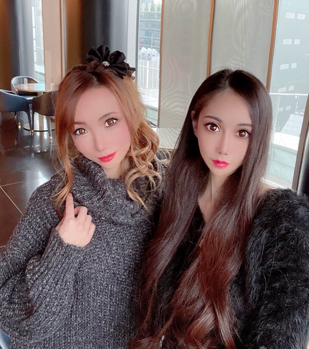 のインスタグラム：「優花たんとアフタヌーンティー女子会🫖💕  ２人とも自身のアパレルブランドの新商品を着用しててまるで新作発表会みたいww💖  #deertime  #japan #日本 #tokyo #東京 #銀座 #armani  #アルマーニ #アルマーニタワー銀座  #アルマーニリストランテ  #afternoontea  #アフタヌーンティー #アフタヌーンティー女子会 #女子会 #アパレルブランド  #新作発表会  #comingsoon  #もうすぐ発売 #発売開始」