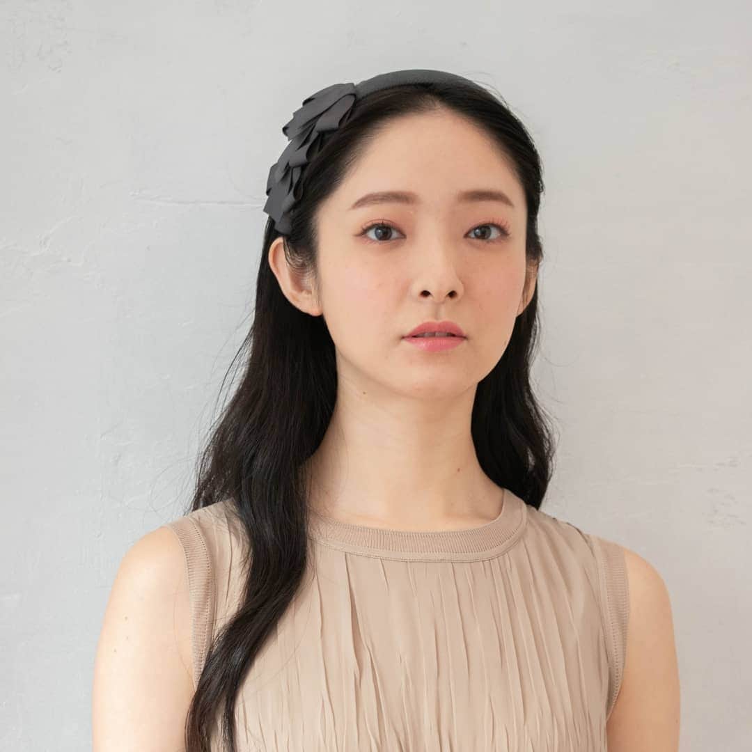 のインスタグラム：「《タカラジェンヌの経験を形にした、ヘアアクセサリーブランド「PAPILIO」誕生》 公開期間：1月29日12:00〜2月27日 https://www.makuake.com/project/grantsienne/  タカラジェンヌの”経験”を形にした「宝塚ブランド」が本日産声をあげました。 娘役が得意とするアクセサリー作りの技術と、退団後、新たな道で活動しているOGと作り上げる、ヘアアクセサリーブランド『PAPILIO』です。  難しいアレンジいらず。付けるだけで上品・華やかレディになるヘアアクセサリーを製作します。  プロフィール欄にプロジェクトページを掲載しています。  是非、ご覧ください！  model  @sayaka.himeka  hairmake　@julia.hanano  camera　@airi__oto   #papilio #hairaccessories #ヘアアクセサリー #カチューシャ #宝塚 #宝塚歌劇団」
