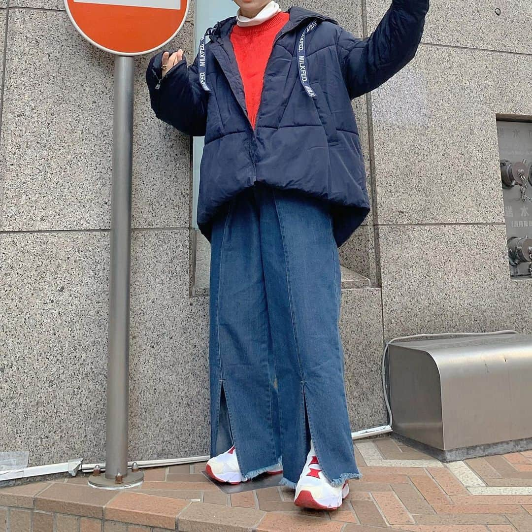 光永さんのインスタグラム写真 - (光永Instagram)「赤ニット×デニムの最強組み合わせコーデ👖🧣 ショート丈×ハイウエストで脚長効果。白を挟んでるところが大事です。 . ニット：#HandM タートルネック：#UNIQLO デニム：#publictokyo  スニーカー：#Reebok ニット帽：#newera アウター：#MILKFED . . #ootd #todayscode #赤ニット #ボーイッシュコーデ #メンズライクコーデ #ポンプフューリー #オーバーサイズ #ボーイッシュ #メンズライク #ニット帽」1月29日 17時16分 - hinata_official__