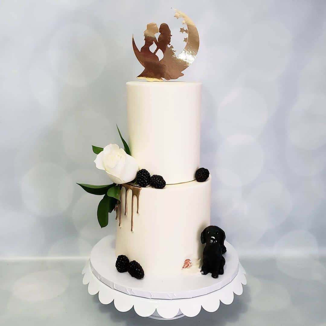 Honey Bee Cakesのインスタグラム：「A sweet little wedding cake for our dear friends. Congratulations Crystal & Ilene of @sidewayztheory ❤ Topper by @_paperprettiesbyili_  Flowers from @blossomflowersandsweets」