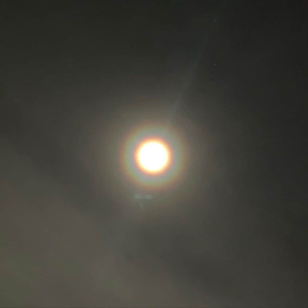 荒木宏文のインスタグラム：「昨夜の月🌝 周りに虹🌈がある？」
