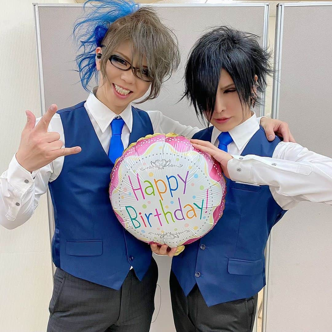 己龍さんのインスタグラム写真 - (己龍Instagram)「2021.01.11 遠海准司生誕祭🎂 ありがとうございました🎉  今夜は、20時からYouTube『己龍チャンネル』で、無料配信公演『夢龍拝真』 ぜひご視聴下さい♬ https://m.youtube.com/channel/UC_Cfz6aLJoq0VIz4GzWFdtQ  #己龍夢龍拝真公演 #己龍 #kiryu #遠海准司生誕祭 #黒崎眞弥 #酒井参輝 #九条武政 #一色日和 #遠海准司 #生誕ツーショット」1月29日 17時17分 - kiryu_official_1216