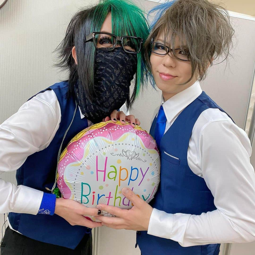 己龍さんのインスタグラム写真 - (己龍Instagram)「2021.01.11 遠海准司生誕祭🎂 ありがとうございました🎉  今夜は、20時からYouTube『己龍チャンネル』で、無料配信公演『夢龍拝真』 ぜひご視聴下さい♬ https://m.youtube.com/channel/UC_Cfz6aLJoq0VIz4GzWFdtQ  #己龍夢龍拝真公演 #己龍 #kiryu #遠海准司生誕祭 #黒崎眞弥 #酒井参輝 #九条武政 #一色日和 #遠海准司 #生誕ツーショット」1月29日 17時17分 - kiryu_official_1216