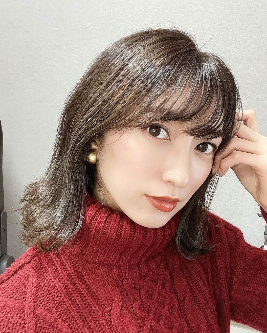 瀬口かなのインスタグラム：「髪色がいいかんじになってきた〜🐶❤️﻿ ハイライトわかるかなー？ 色落ちしても楽しめるカラーにしてもらったので楽しみです🥰﻿ ﻿ 最近のおうち時間はPS4で再熱したGhost Of Tsushimaと、YouTubeでずっとBTSの動画を見ています(沼りました☺️笑)﻿ ﻿ ﻿ #ハイライト #ハイライトカラー #ヘアカラー #おうち時間 #selfie #セルフィー」