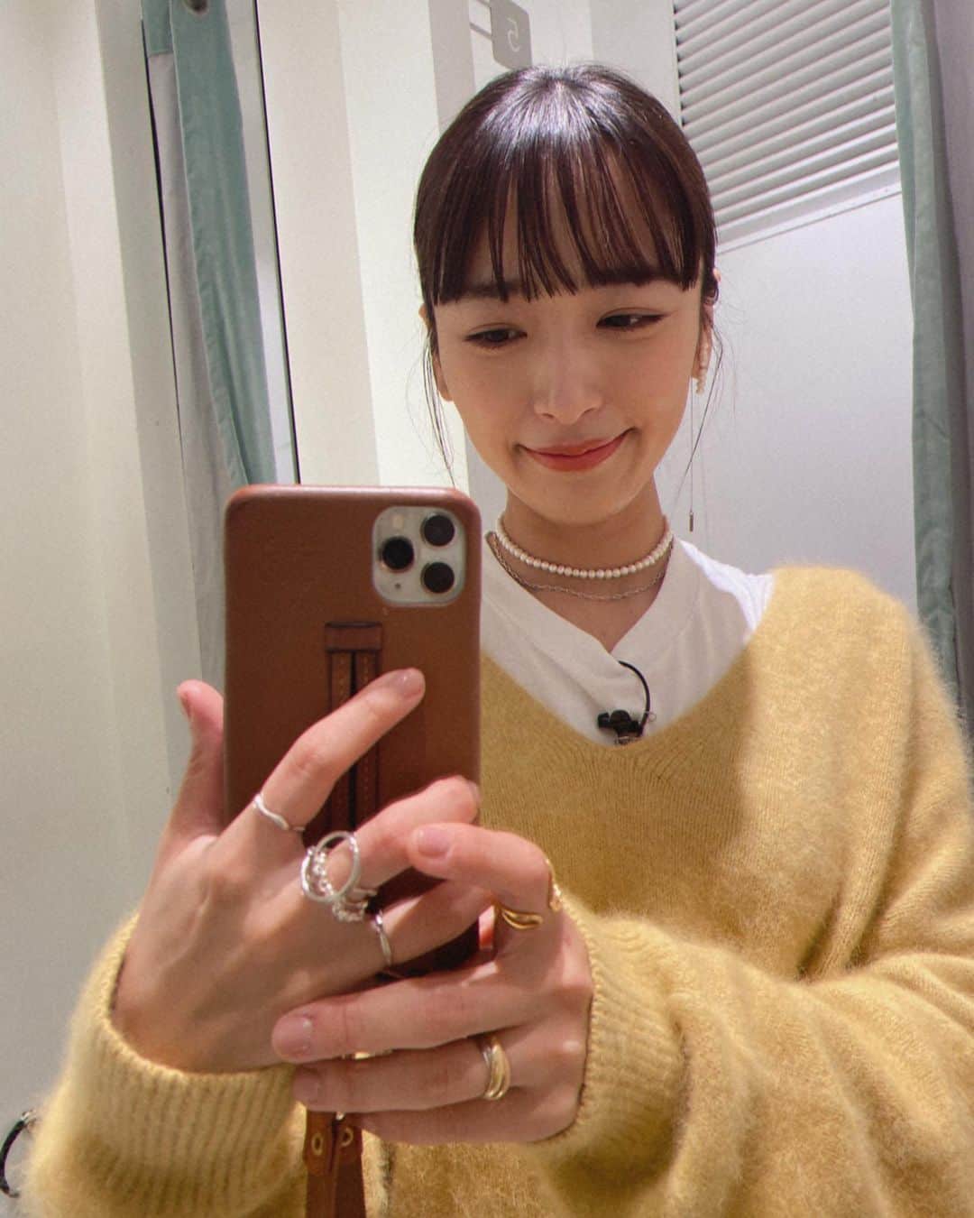 近藤千尋のインスタグラム：「もうオンエアが終わってしまったんですが… アス友の収録時の衣装です🟡 アクセサリーじゃらじゃら付けが 今年のトレンドですね🥰👏 ブランド様タグ付けしておきます💖  それにしても すごいニンマリ顔w☺️☺️☺️  さて！ご飯作ろう🤣 今日は遅めスタート！ 皆さんの夕飯おしえて~😭♥️♥️」